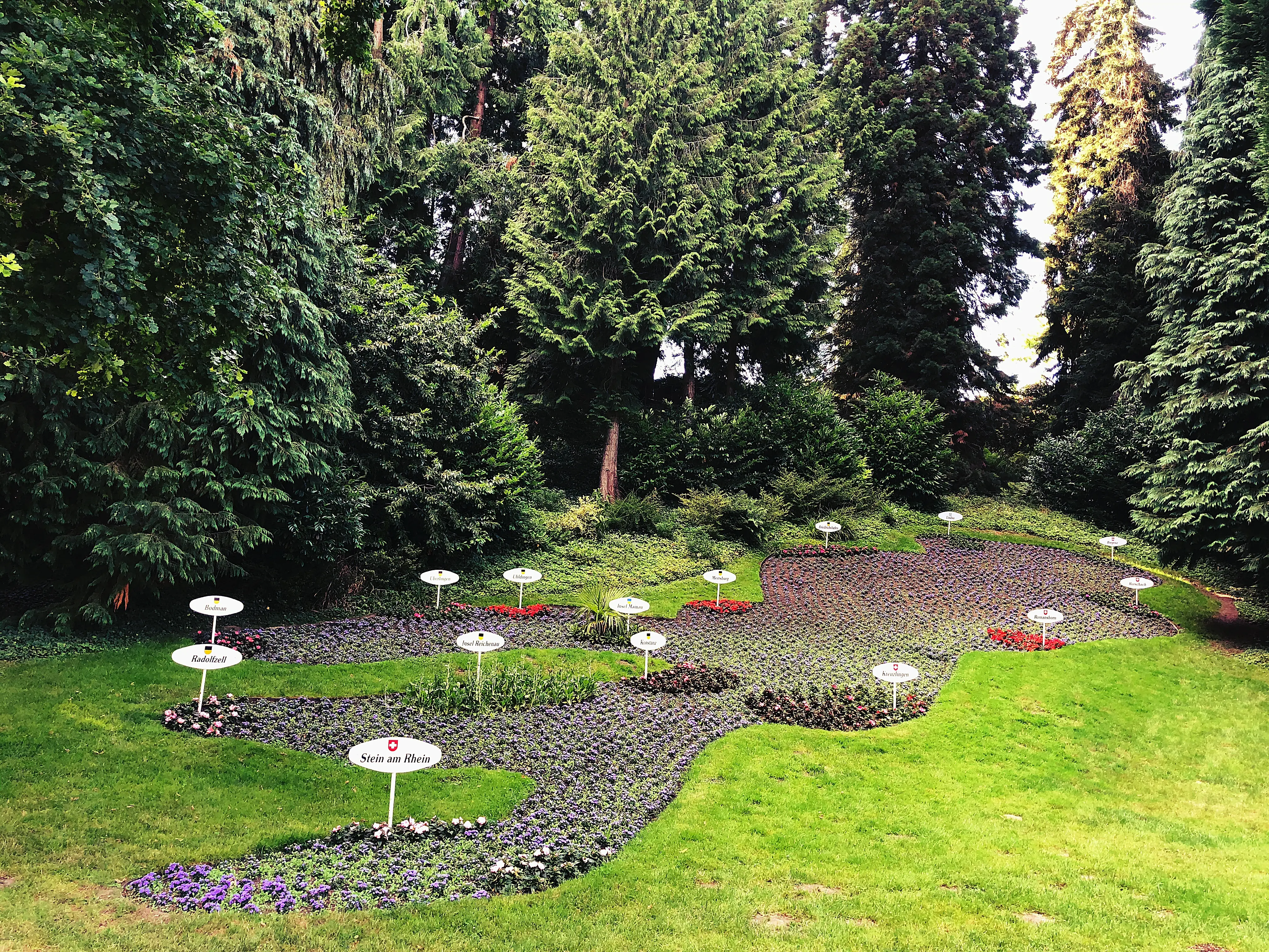 Auf der Mainau ist der Bodensee mit seinen wichtigsten Städten in einem Blumenbeet nachgestellt.