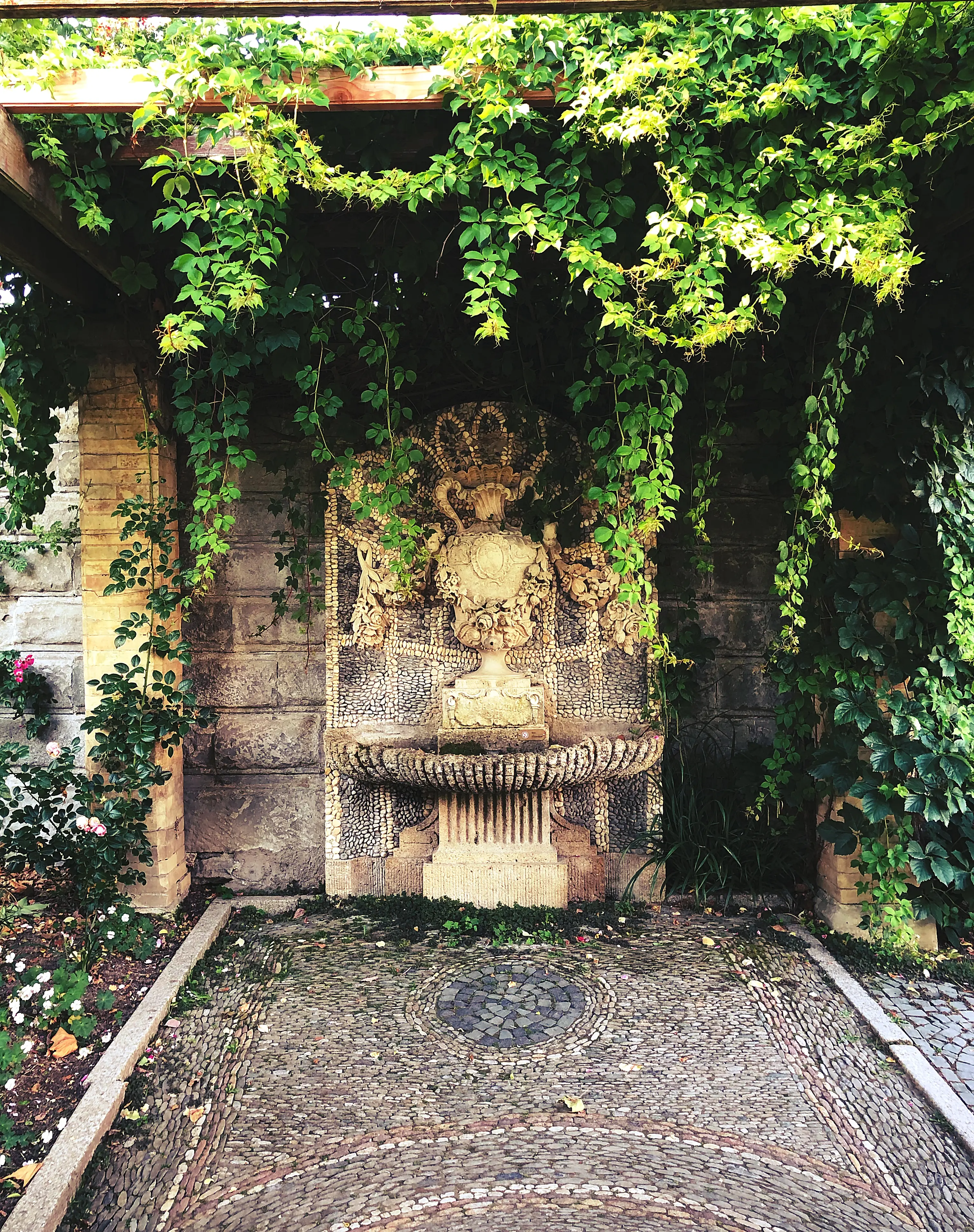 Kleine Brunnen sind über die ganze Insel Mainau verteilt und teilweise gar nicht so leicht zu entdecken.