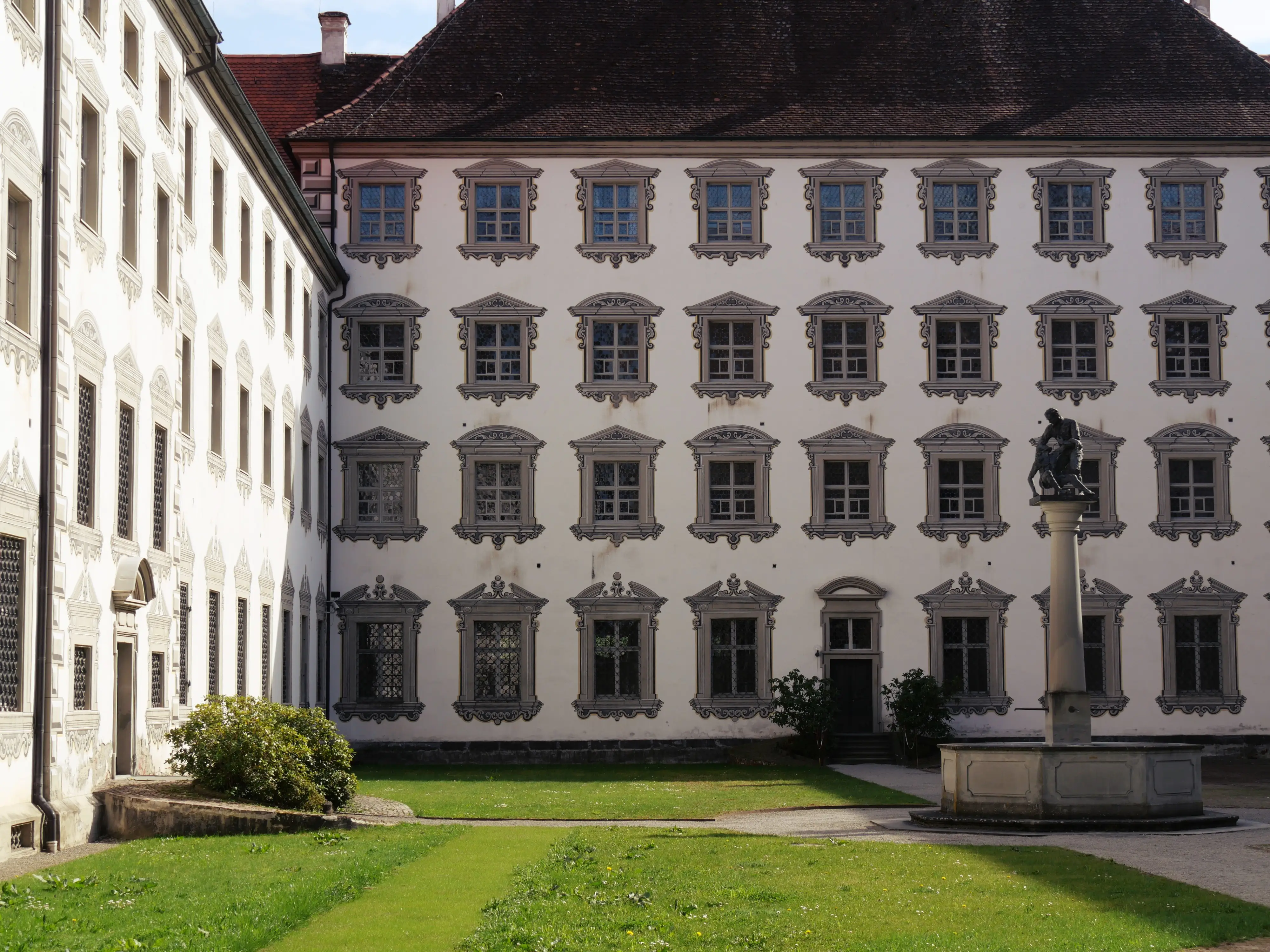 Auch der Innenhof ist, wie der Rest des Schlosses in Salem wunderschön restauriert.