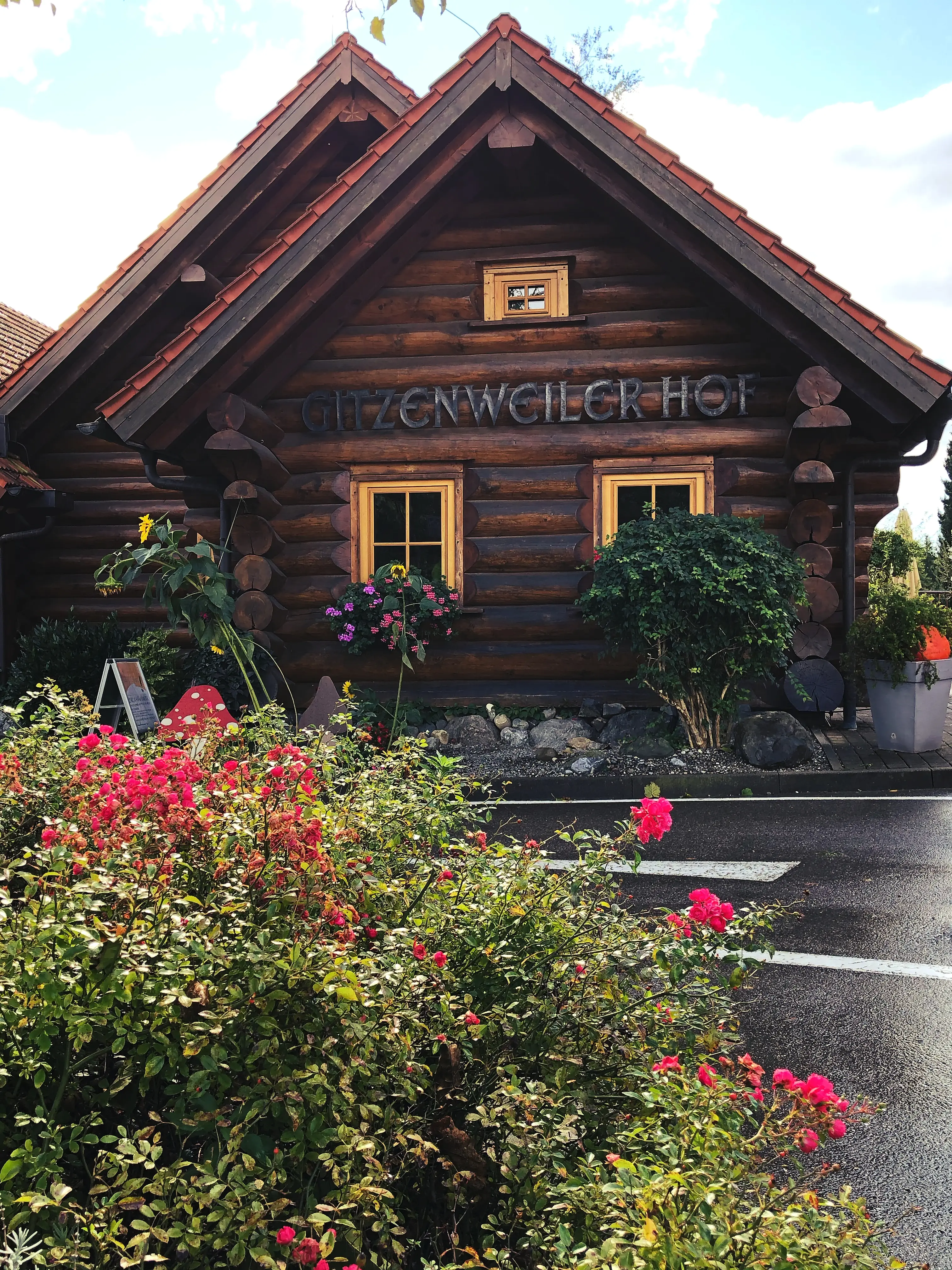 Die Rezeption des Campingplatzes Gitzenweiler Hof befindet sich links neben der Einfahrt.