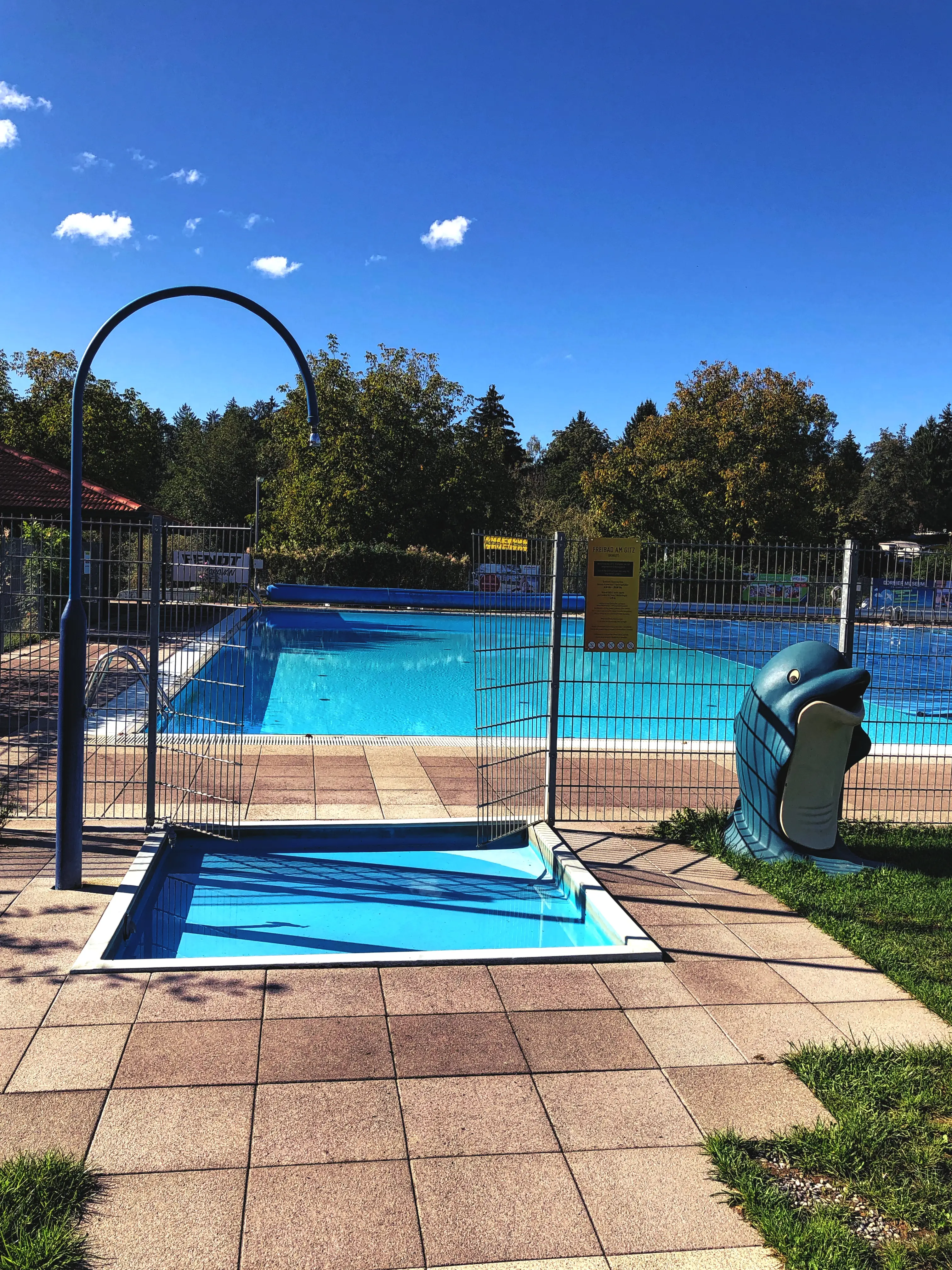 Ein beheiztes Schwimmbecken lockt die Camper auf bei niedrigeren Temperaturen auf den Gitzenweiler Hof.