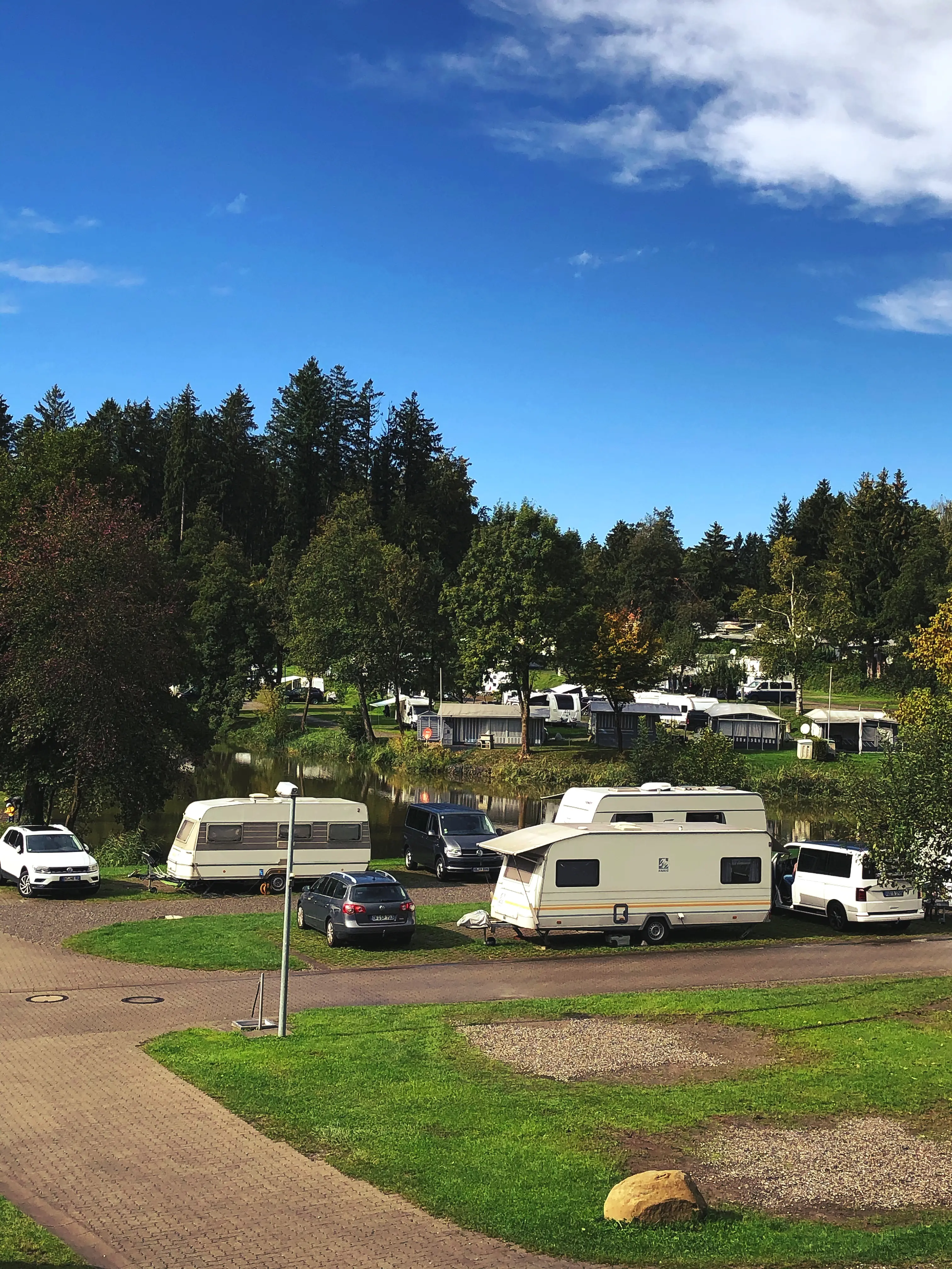 Die Stellplätze des Campingplatzes am Bodensee sind für jede Größe des Wohnwagens oder Wohnmobils vorhanden.