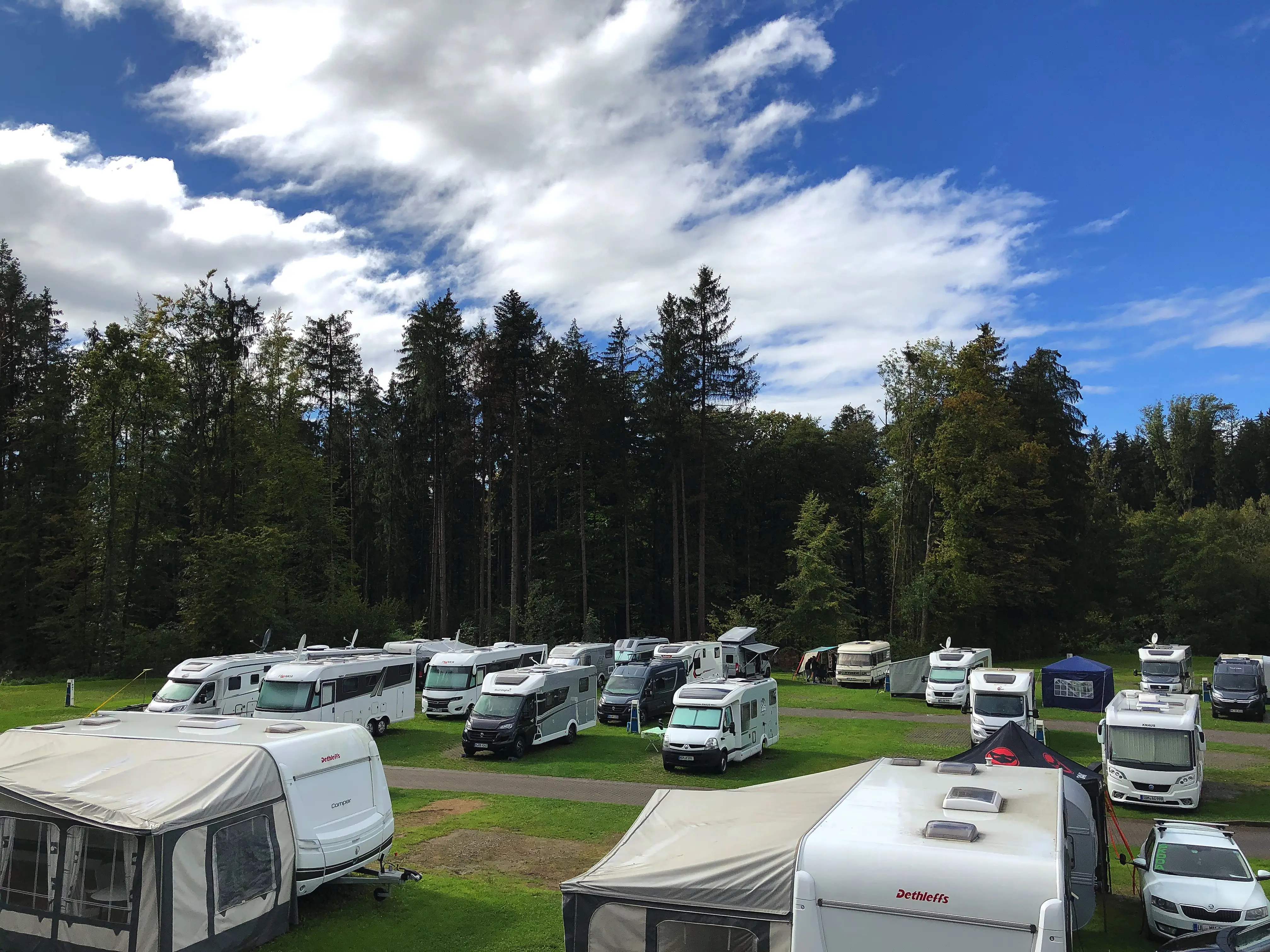 Der Campingplatz Gitzenweiler Hof bei Lindau ist größtenteils von Natur und Bäumen umgeben.