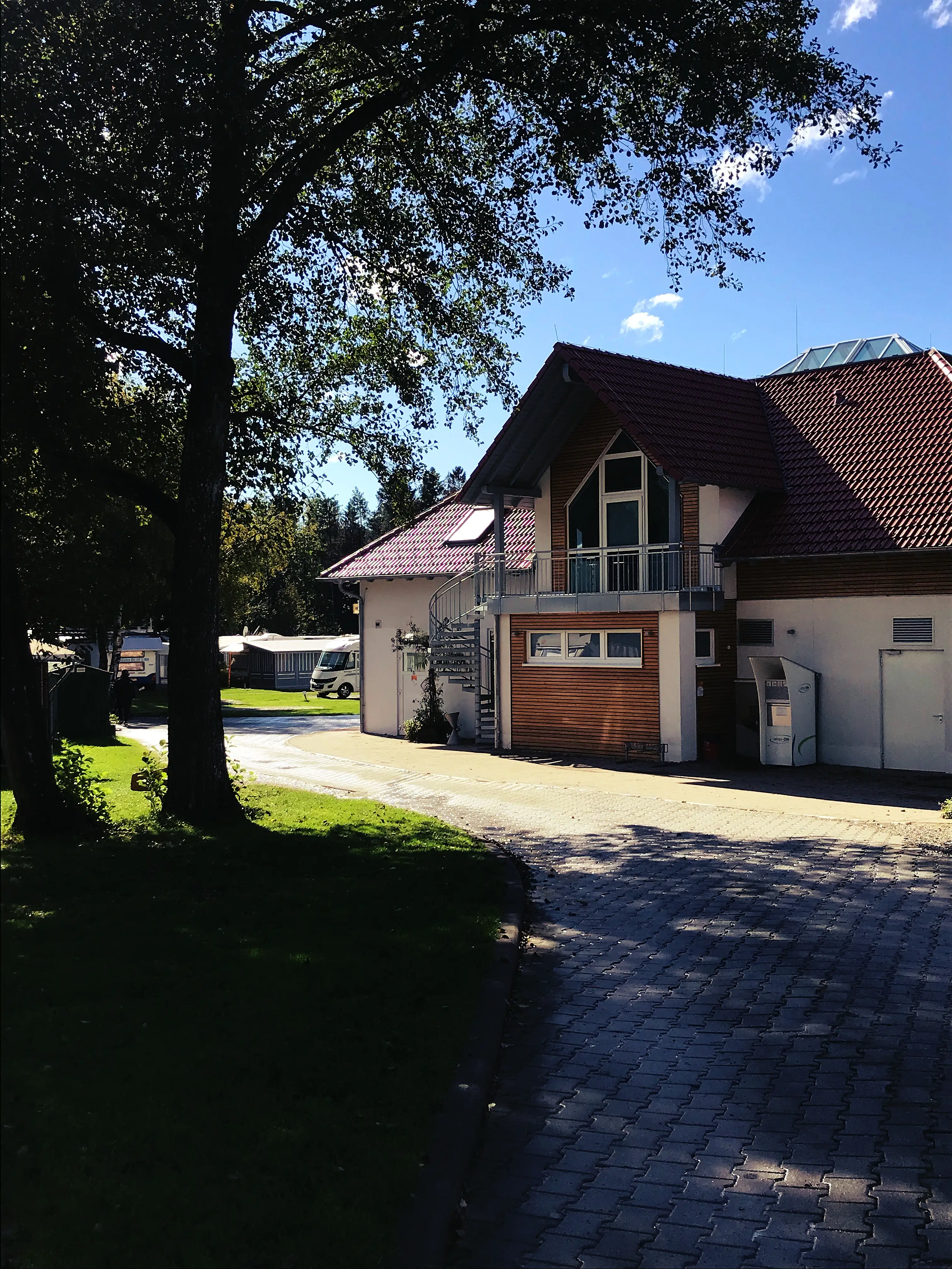 Auf dem Campingplatz bei Lindau gibt es mehrere Wasch- und Sanitärhäuser, die von den Campern genutzt werden können.