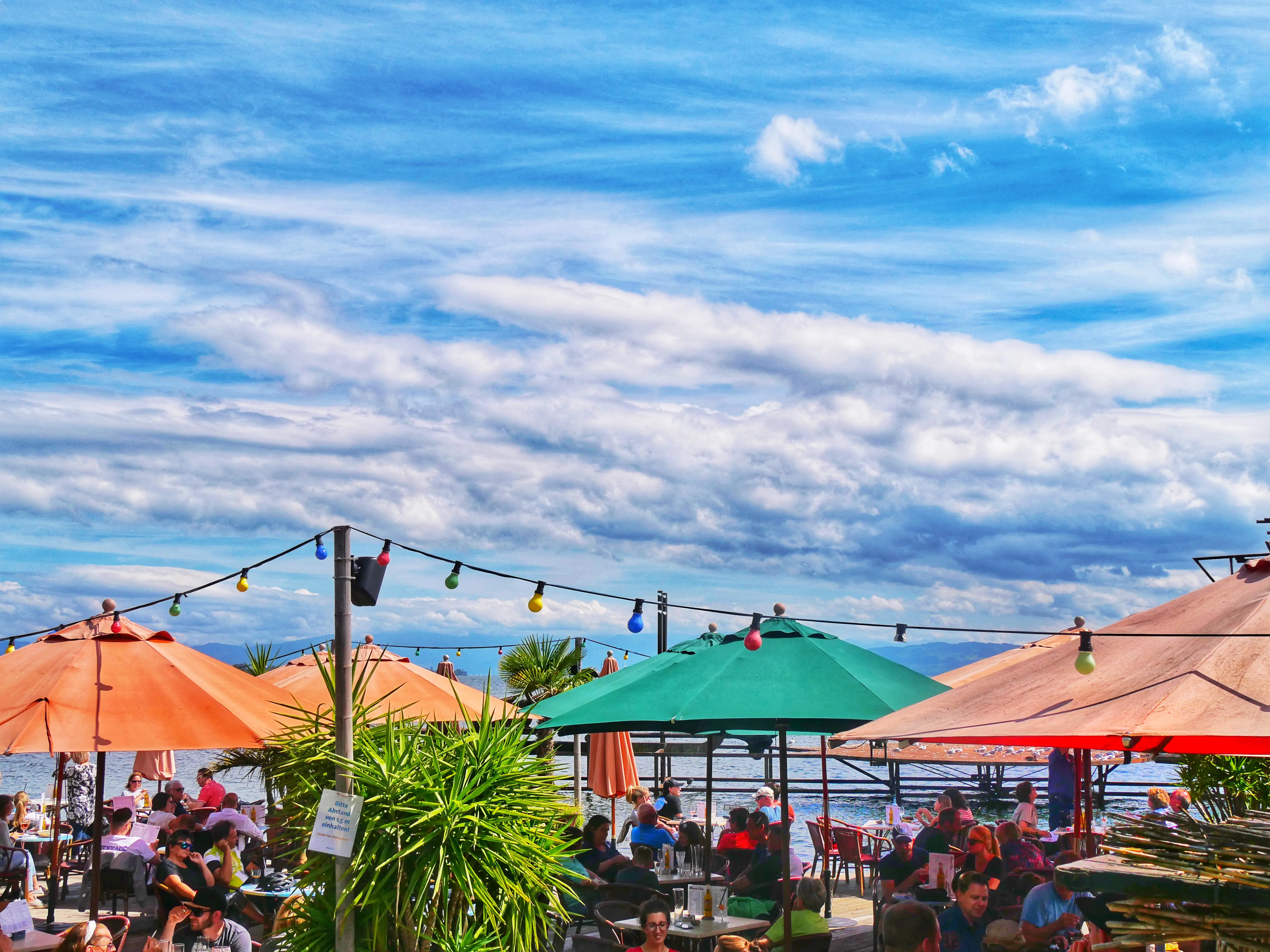 Der Beachclub in Friedrichshafen liegt direkt am Bodensee und lädt zum Cocktails schlürfen ein.
