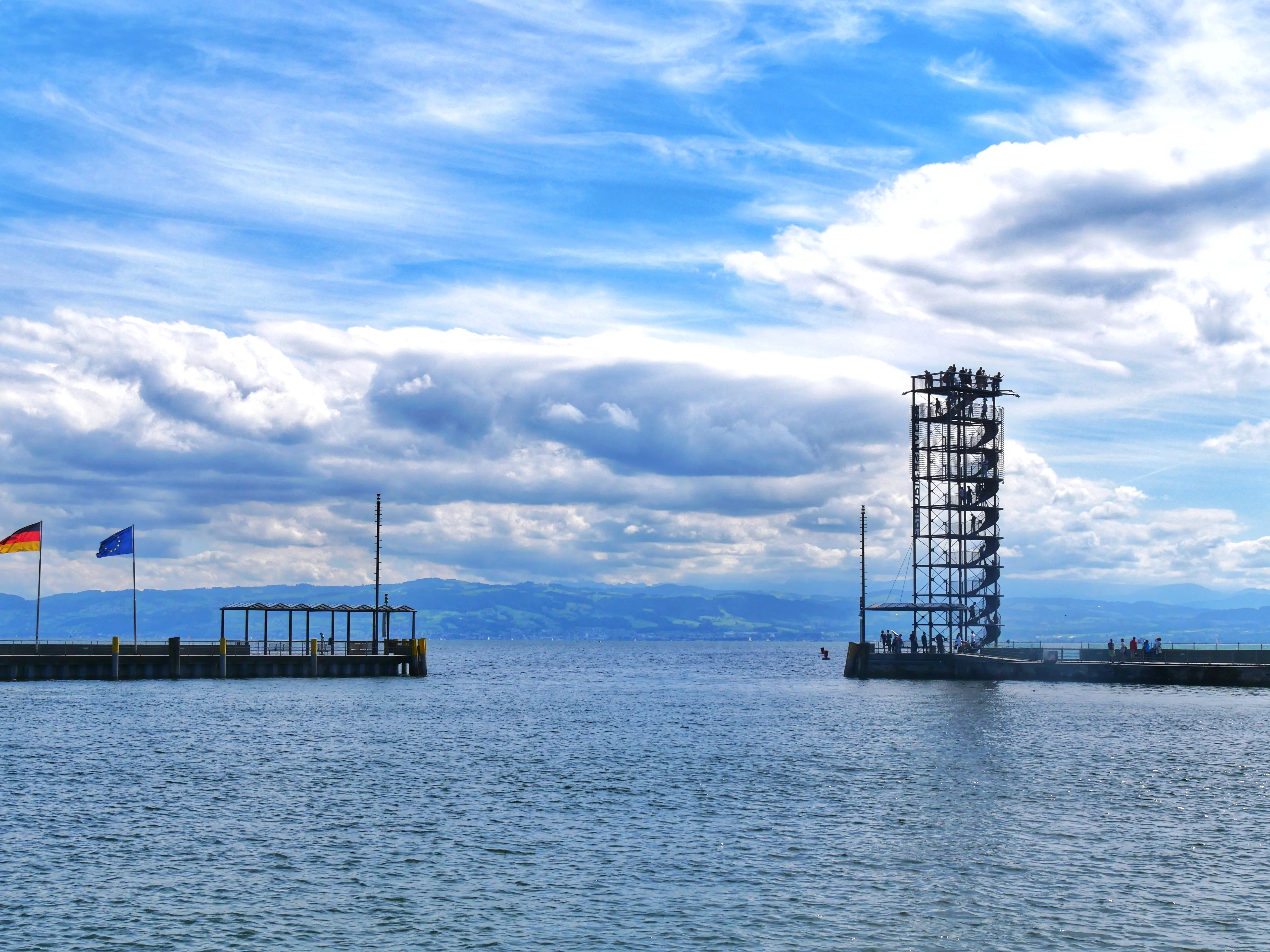 Der Moleturm ist eines der Wahrzeichen in Friedrichshafen und bietet eine tolle Aussicht auf den Bodensee und die Stadt.