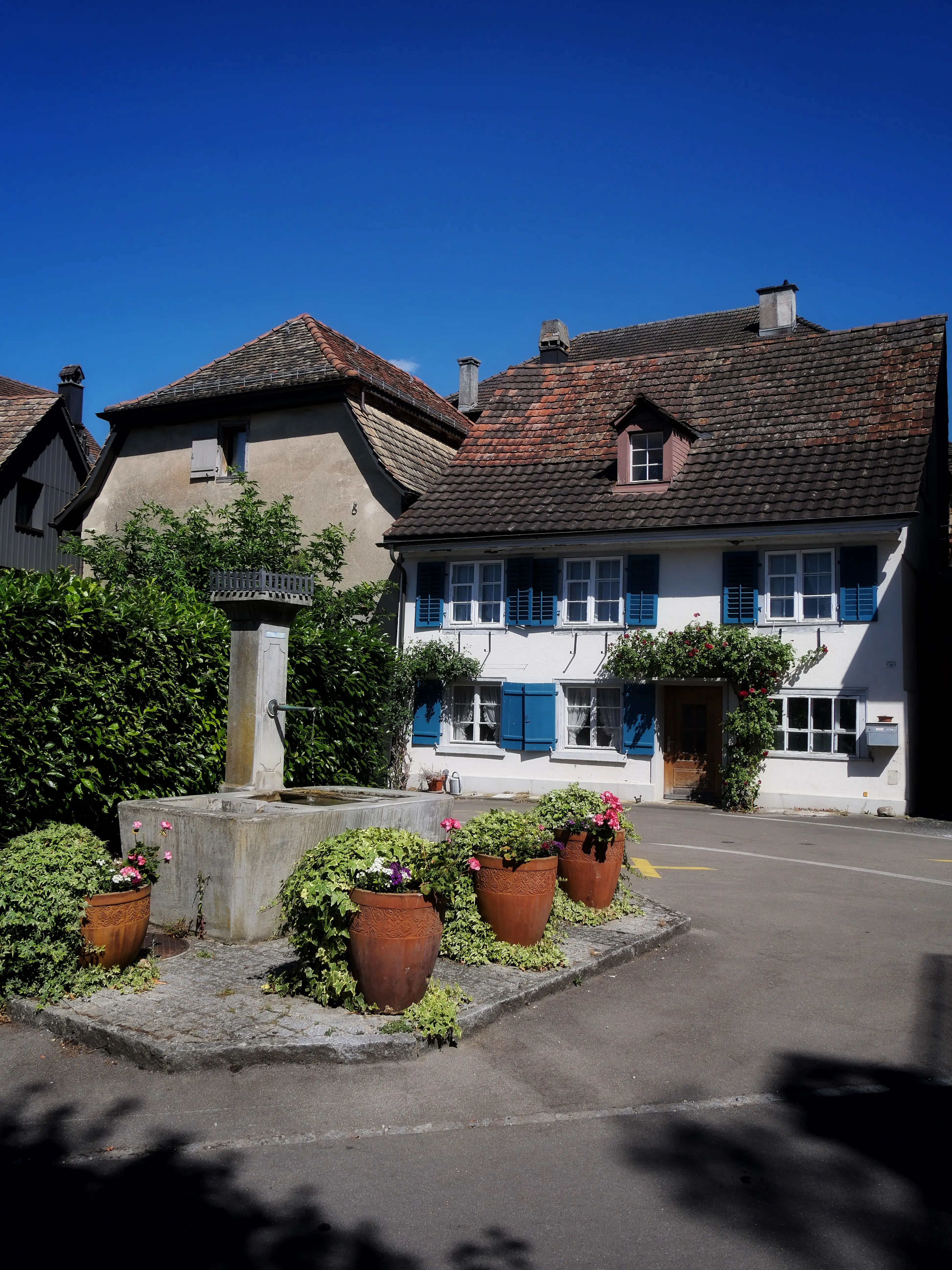 Wer in der Ostschweiz, direkt am Seerhein gelegen, einen kleinen Ausflug mit den Rädern plant, könnte einen zwischenstopp in Gottlieben einplanen.