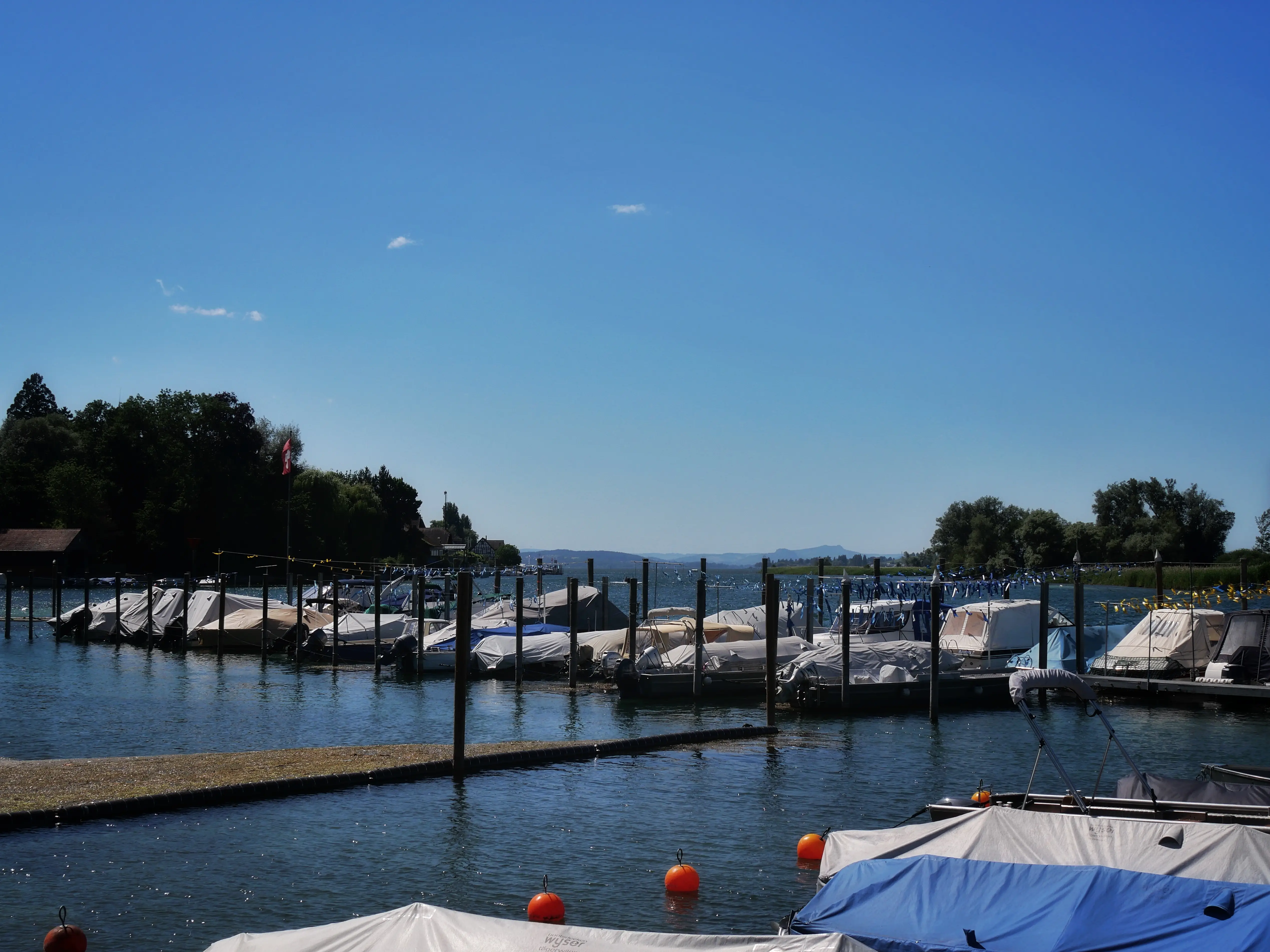 Als Reiseblog mit Tipps für den Urlaub und das Campen am Bodensee möchten wir Gottlieben auf Schweizer Seite empfehlen.
