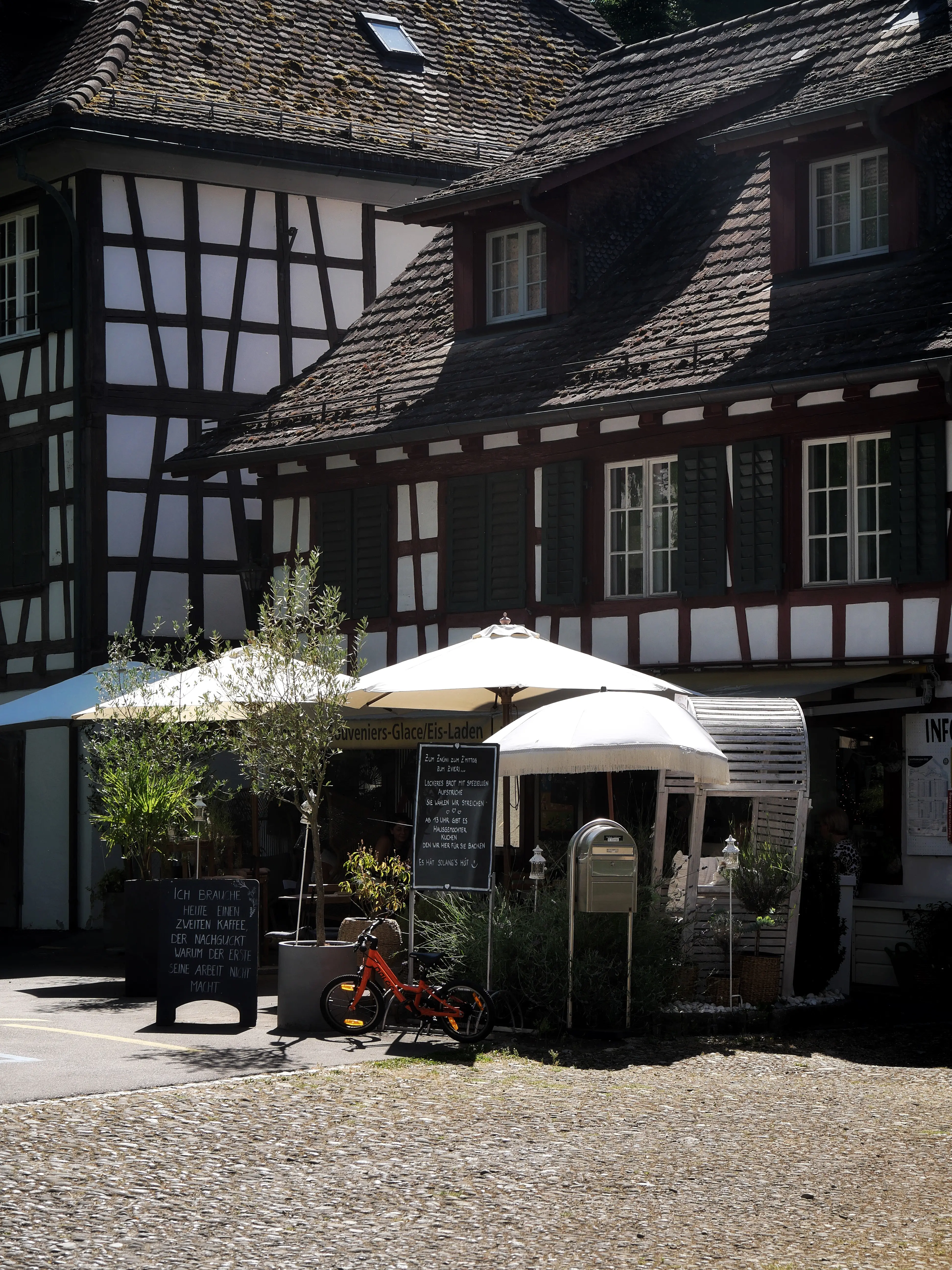Sowohl mit dem Rad, als auch mit dem Schiff lässt sich das schöne Örtchen Gottlieben erreichen, das wir während eines Urlaubs am Bodensee definitiv empfehlen.
