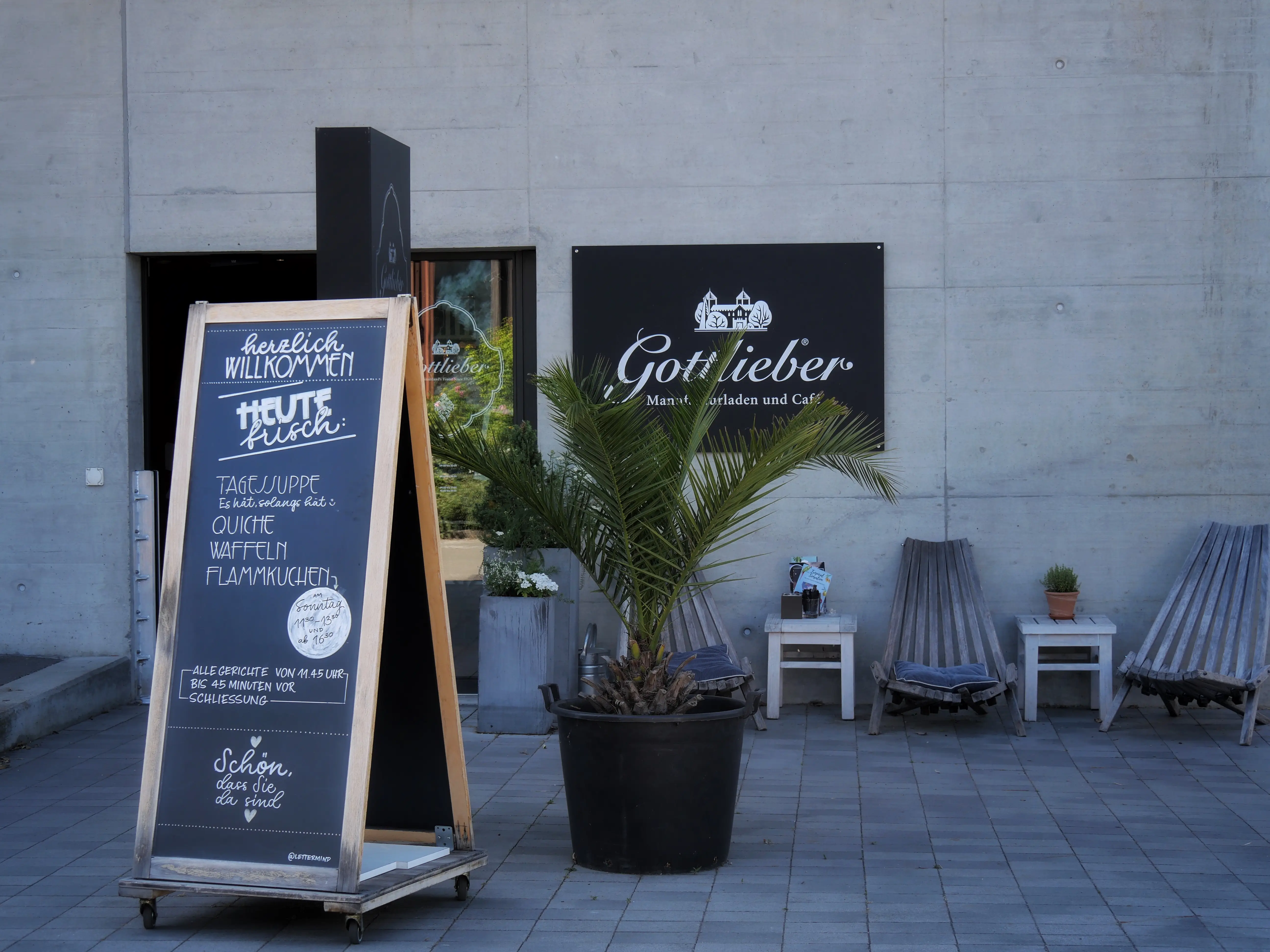 Neben Käsefondue und Raclette ist die Schweiz auch für ihr Geback bekannt - zum Beispiel die Gottlieber Hüppen, die sich direkt am Seerhein verköstigen lassen.