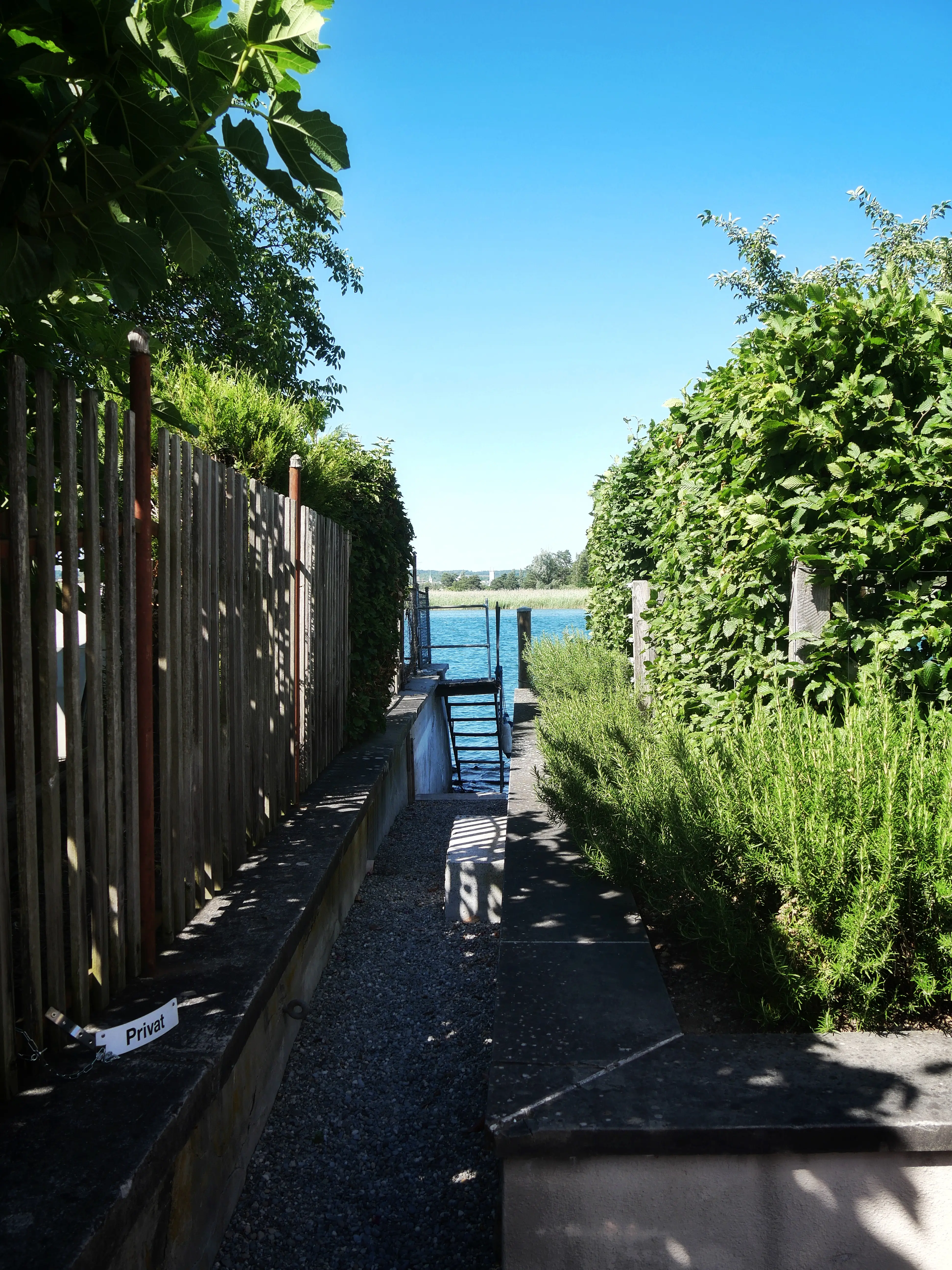 Wer zum Beispiel eine Radtour am Bodensee plant, kann den Weg entlang des Seerheins auf Schweizer Seite ausprobieren - und Örtchen wie Gottlieben oder Ermatingen genießen.