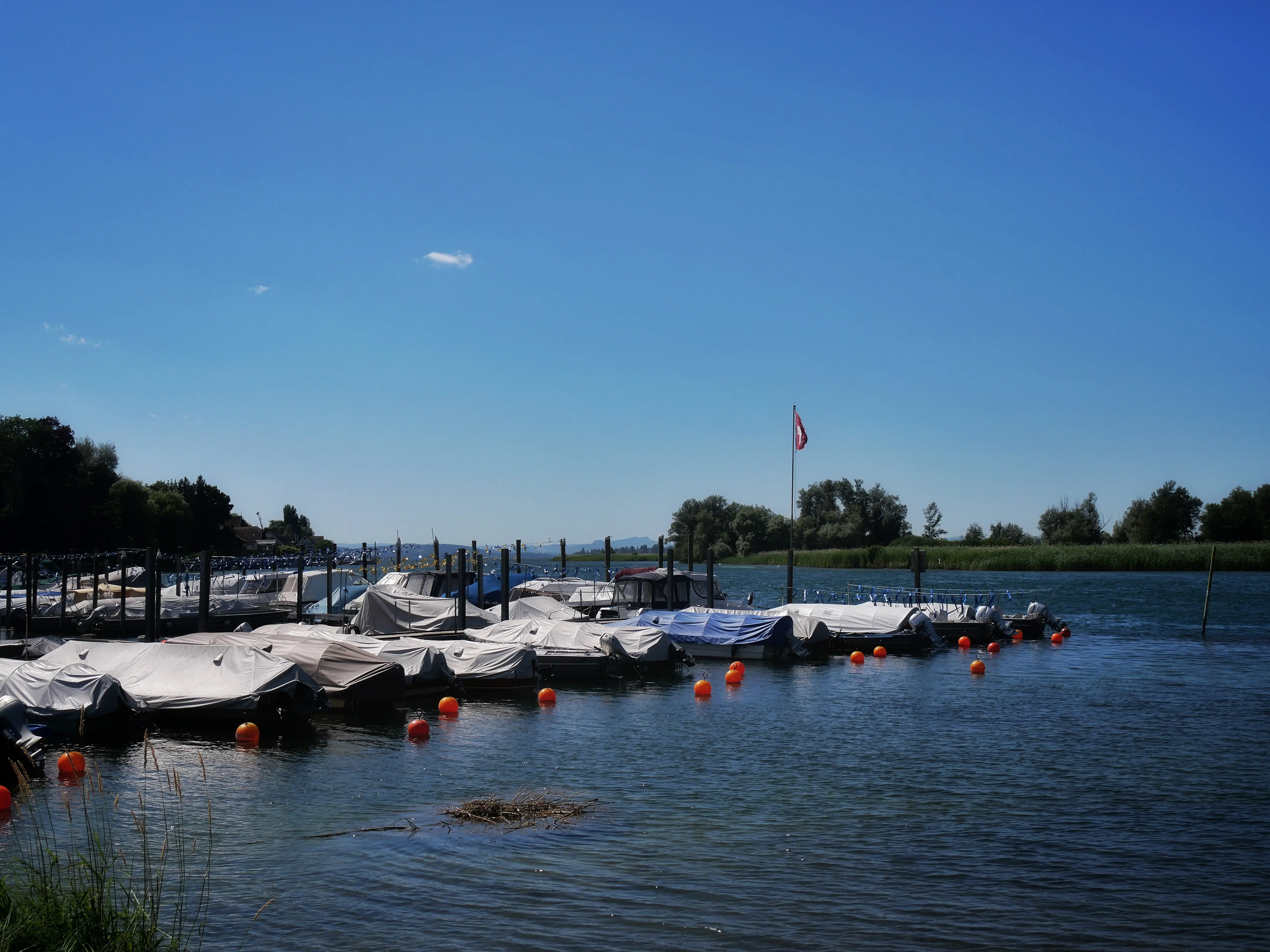 Nicht nur Radwanderer am Bodensee besuchen das Schweizer Örtchen Gottlieben, sondern auch Wassersportler, die den Seerhein befahren.