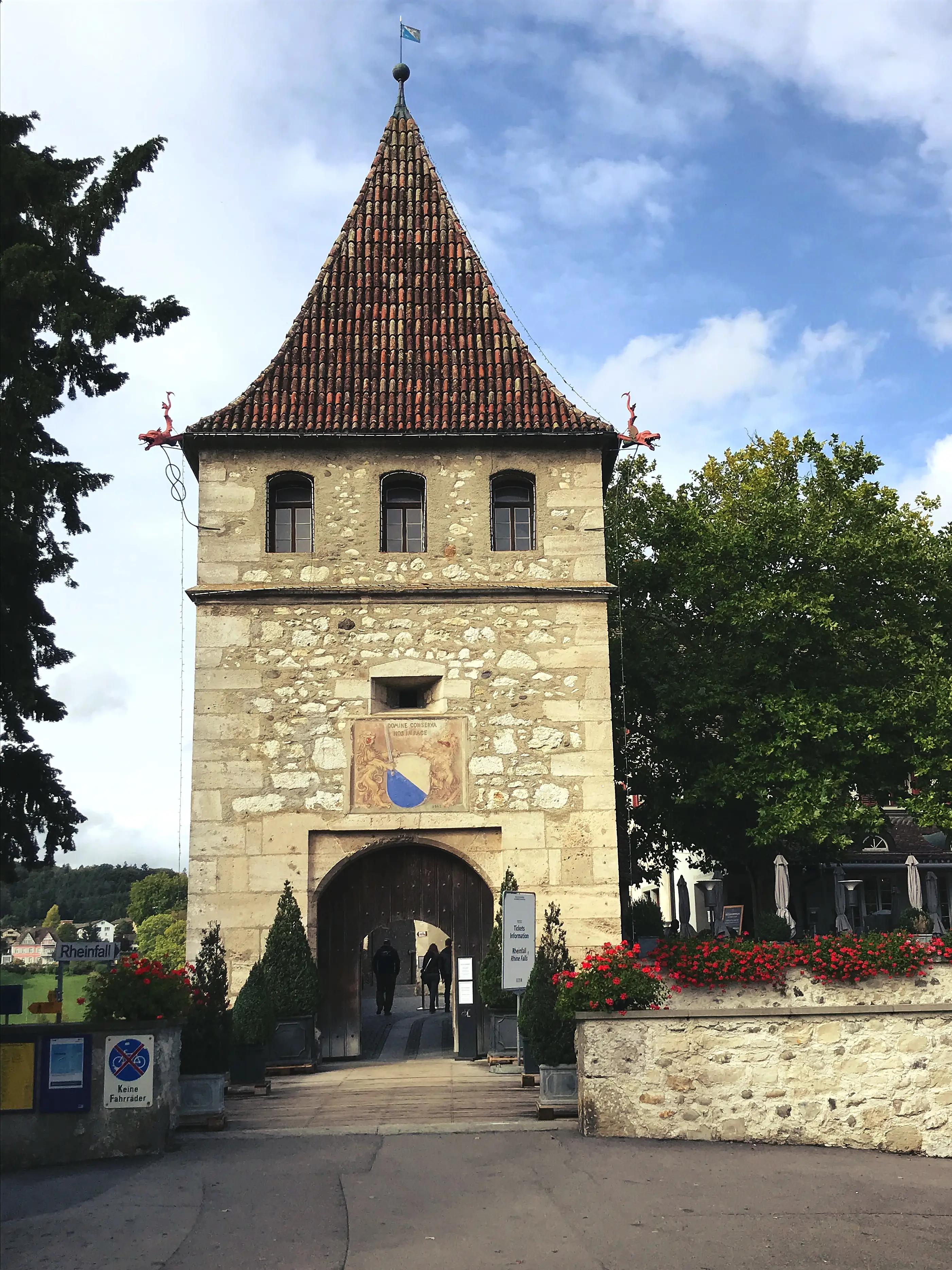 Das Schloss Laufen befindet sich schon im schweizer Kanton Zürich, nicht mehr in Schaffhausen.