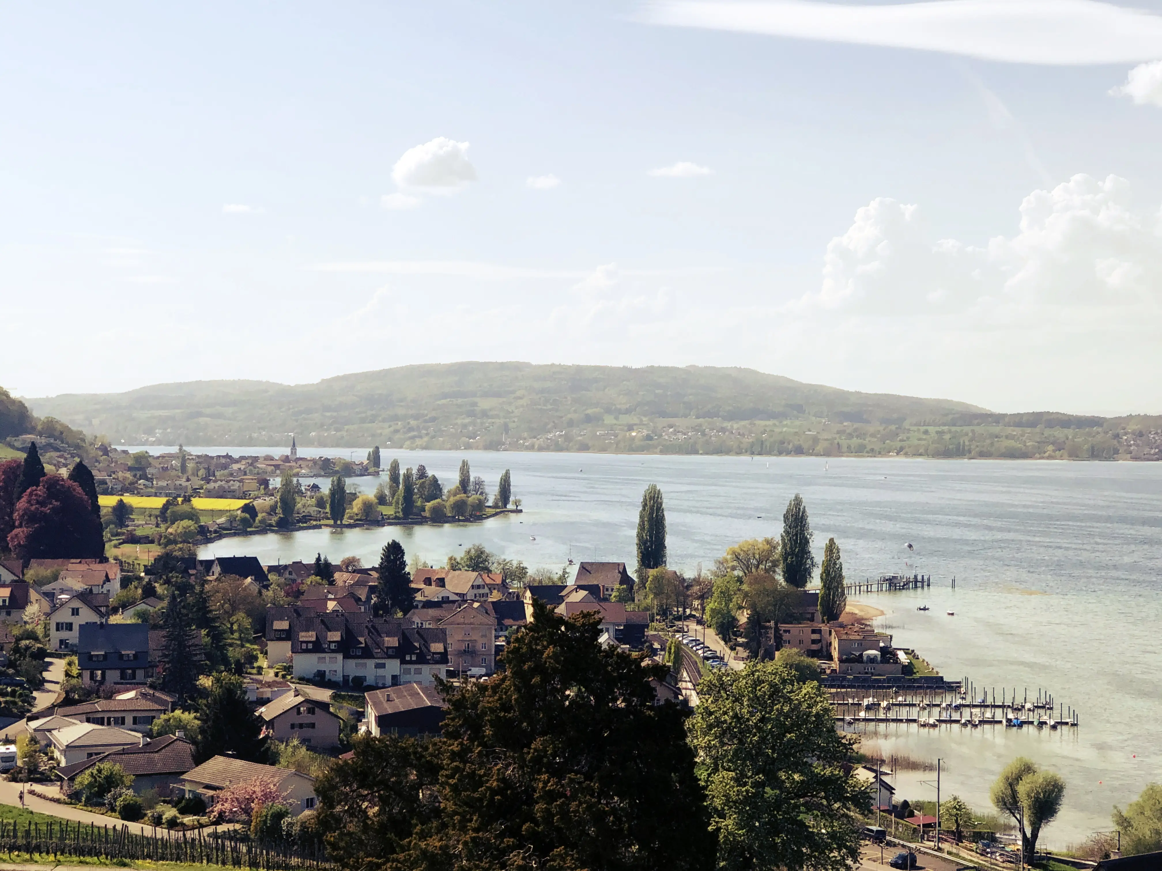 Vom Schloss Arenenberg aus hat man einen herrlichen Blick auf die Bodenseeregion Hegau mit seinen erloschenen Vulkanen.