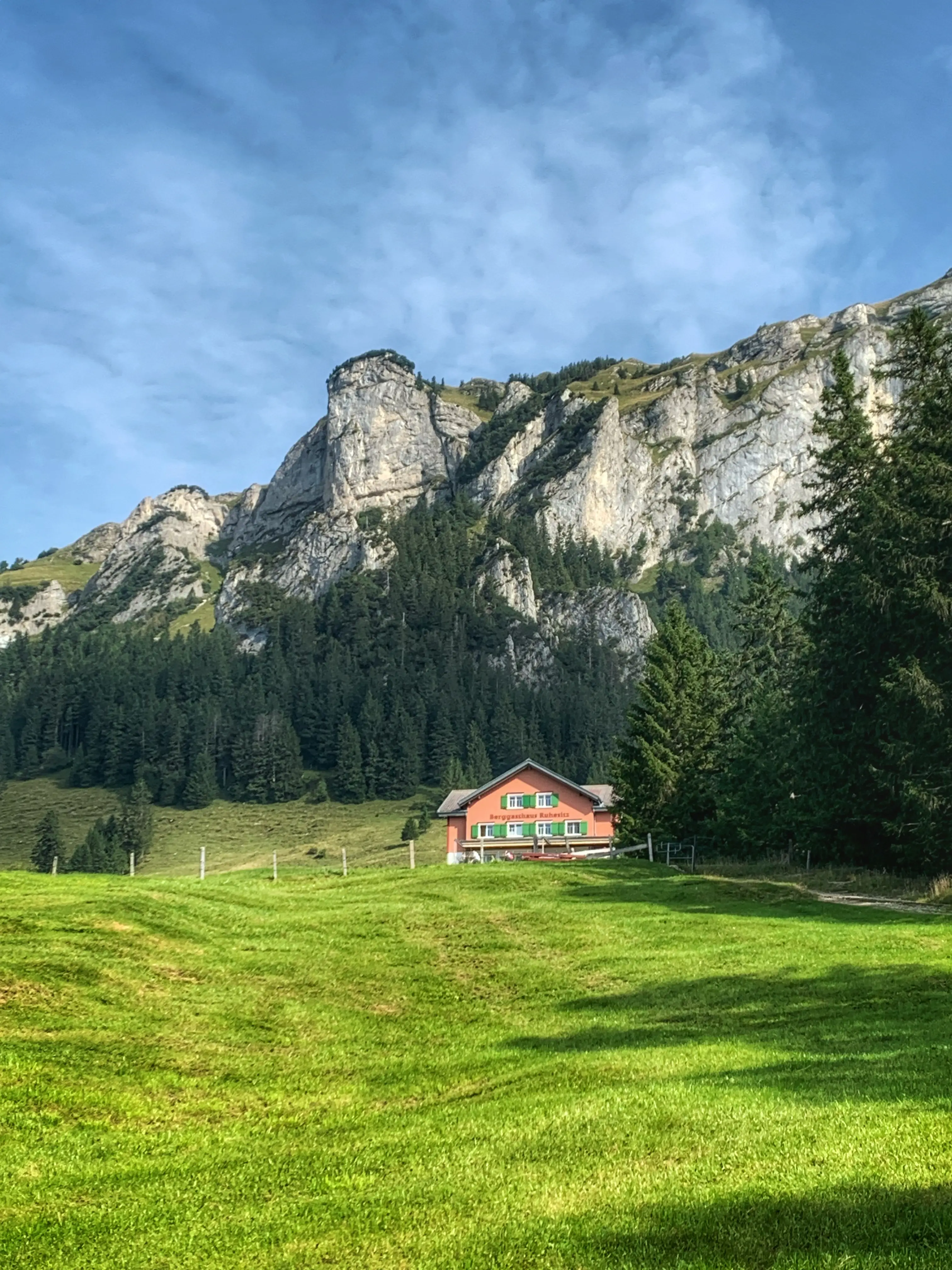 Wer eine Pause einlegen möchte, kann diese im Appenzeller Berggasthaus Ruhesitz verbringen.