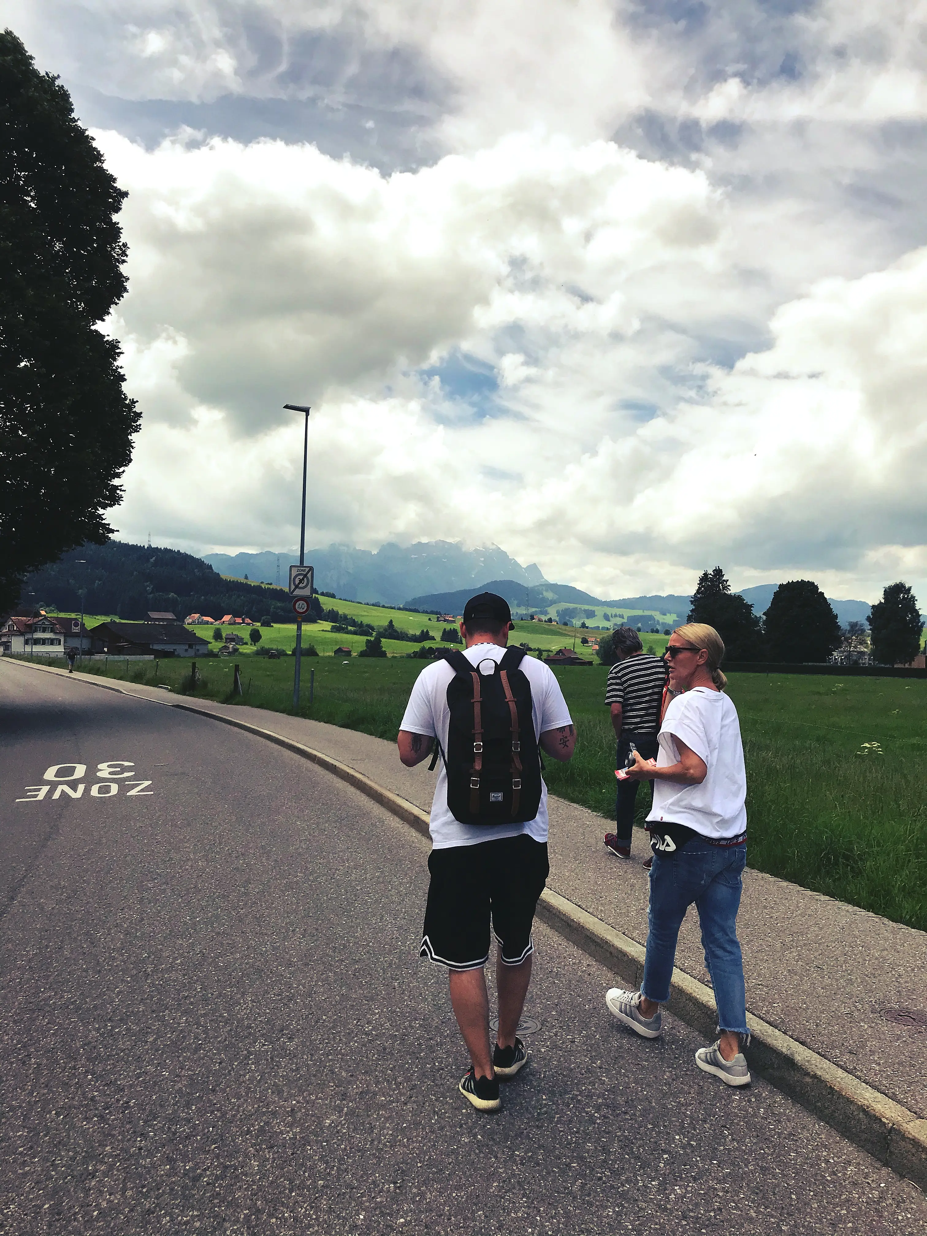 Die ersten Meter des Ausflugs in der Bodenseeregion Ostschweiz führen durch den Ort Gais.