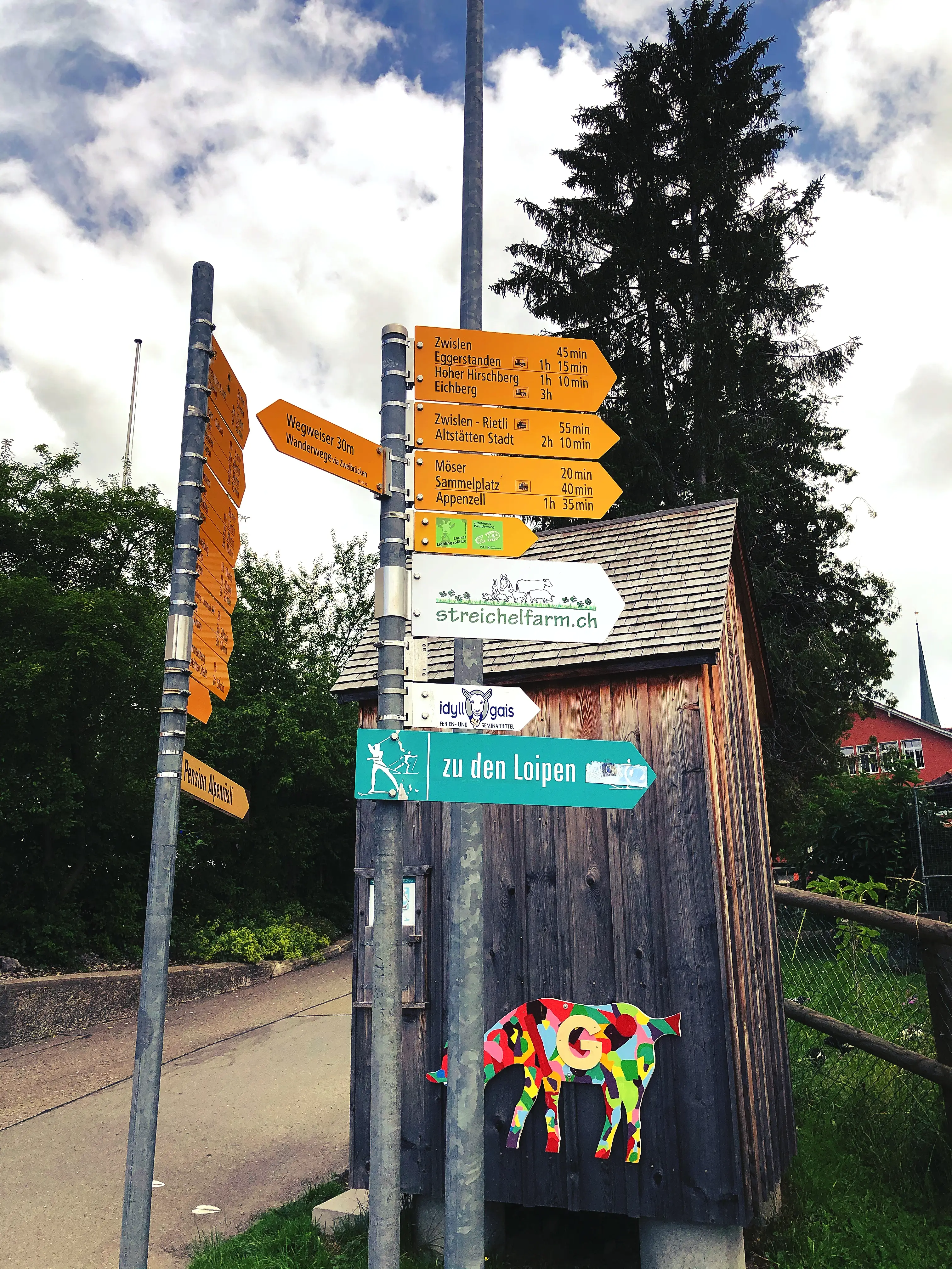 Die Wanderung im Appenzell beginnt am Bahnhof in Gais in der Ostschweiz.