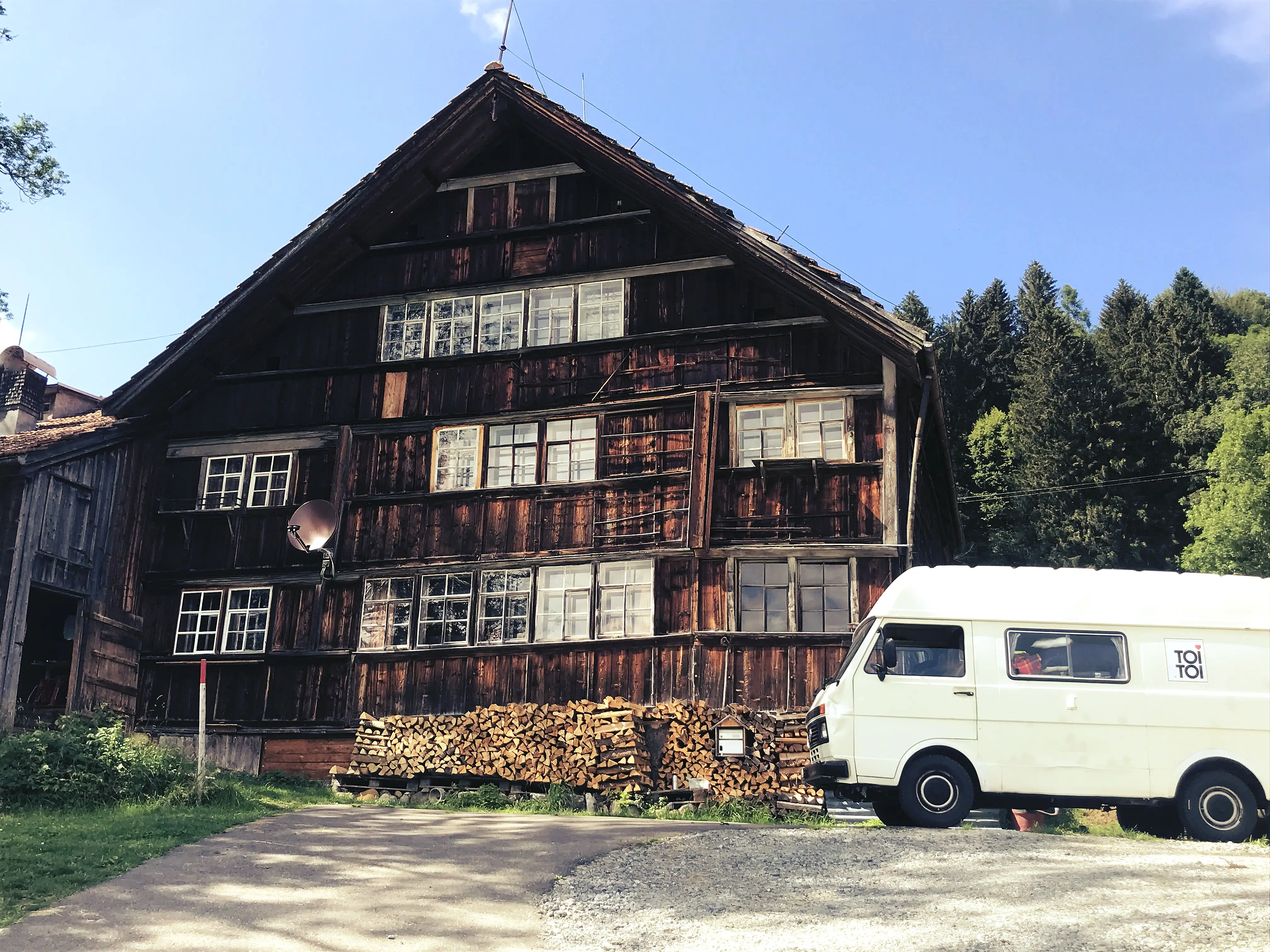 Die Bauernhäuser und Almen prägen die Landschaft im Appenzell, der Bodenseeregion Ostschweiz.