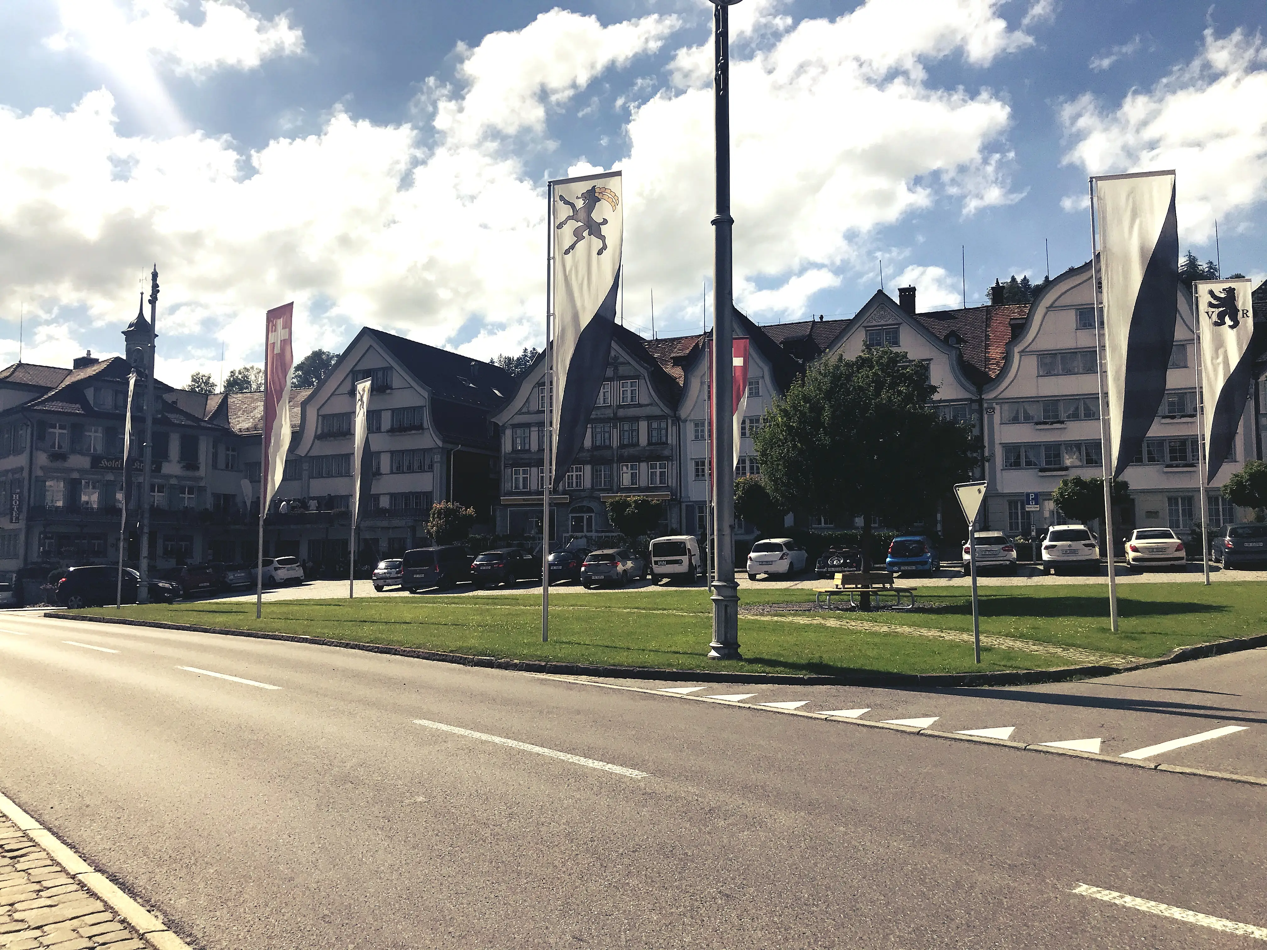 Der Dorfplatz ist der letzte größere Routenpunkt Richtung Bahnhof Gais und somit dem Ausgangspunkt der Wanderung.