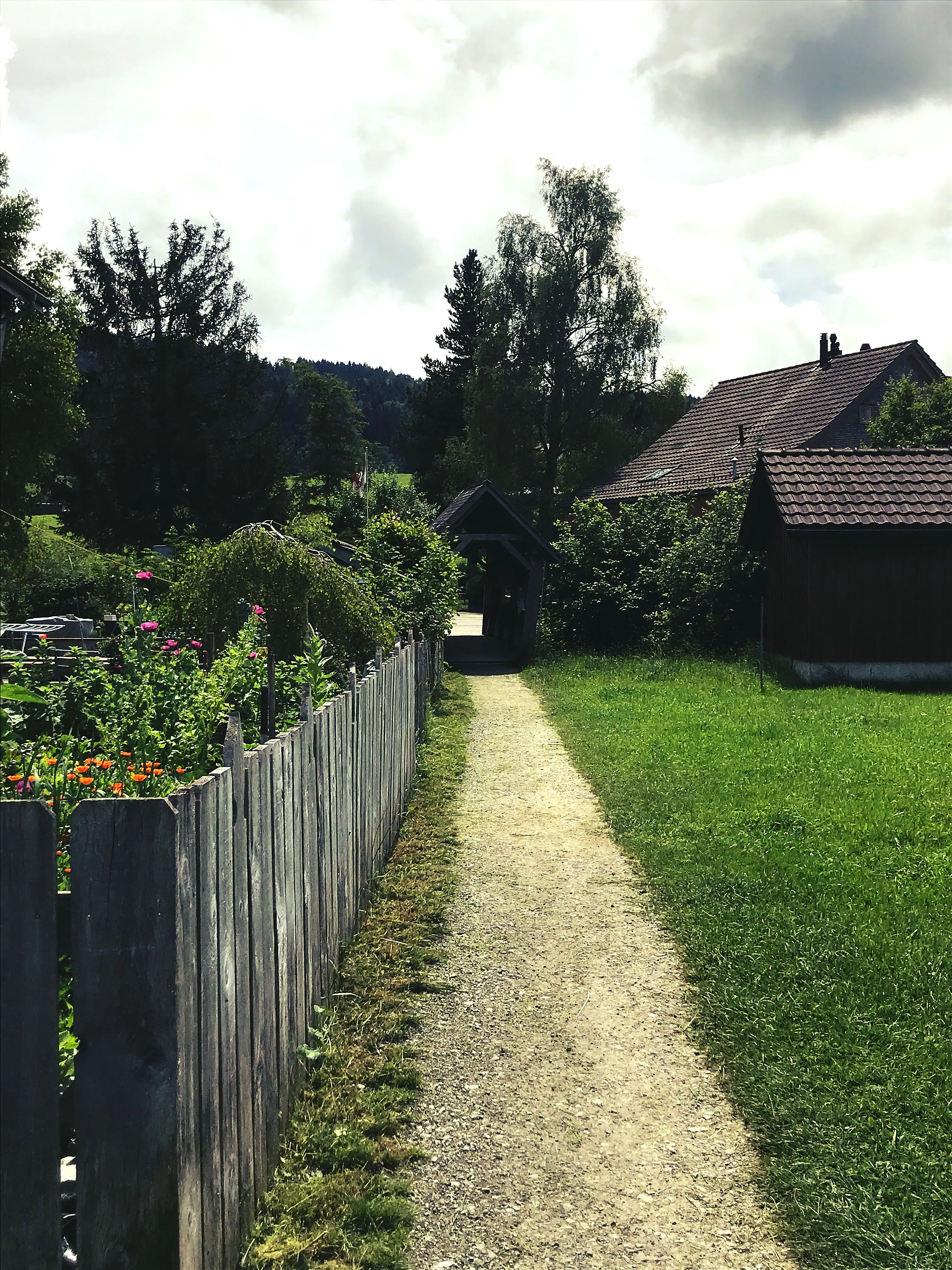 Kleine Wege und Pfade führen durch den Ort Gais auf der Route zum Hohen Hirschberg.