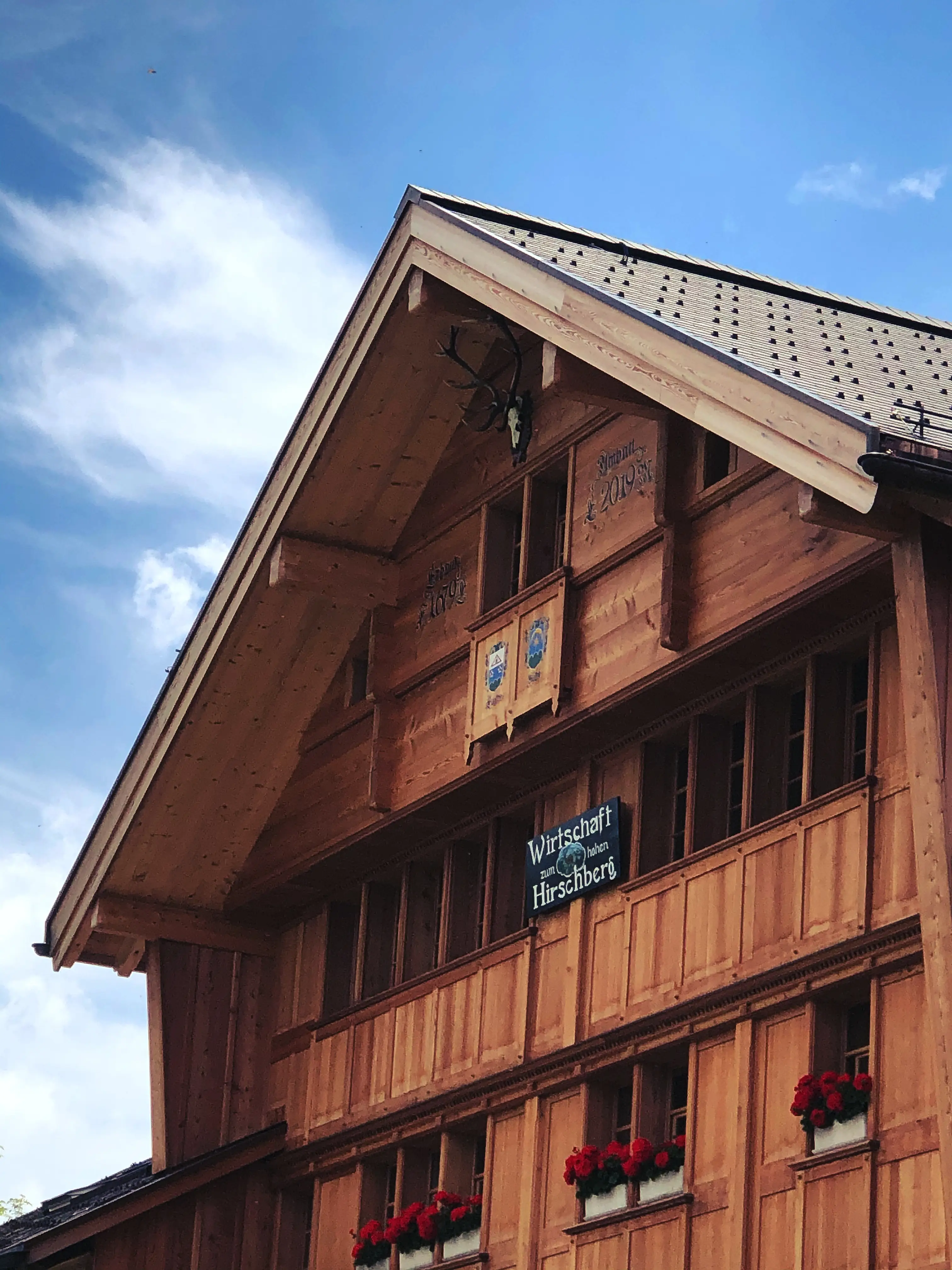 Oben angekommen läd das Gasthaus Hoher Hirschberg zu einer Verschnaufpause ein, bevor die Wanderung durch das Appenzell weiter geht.