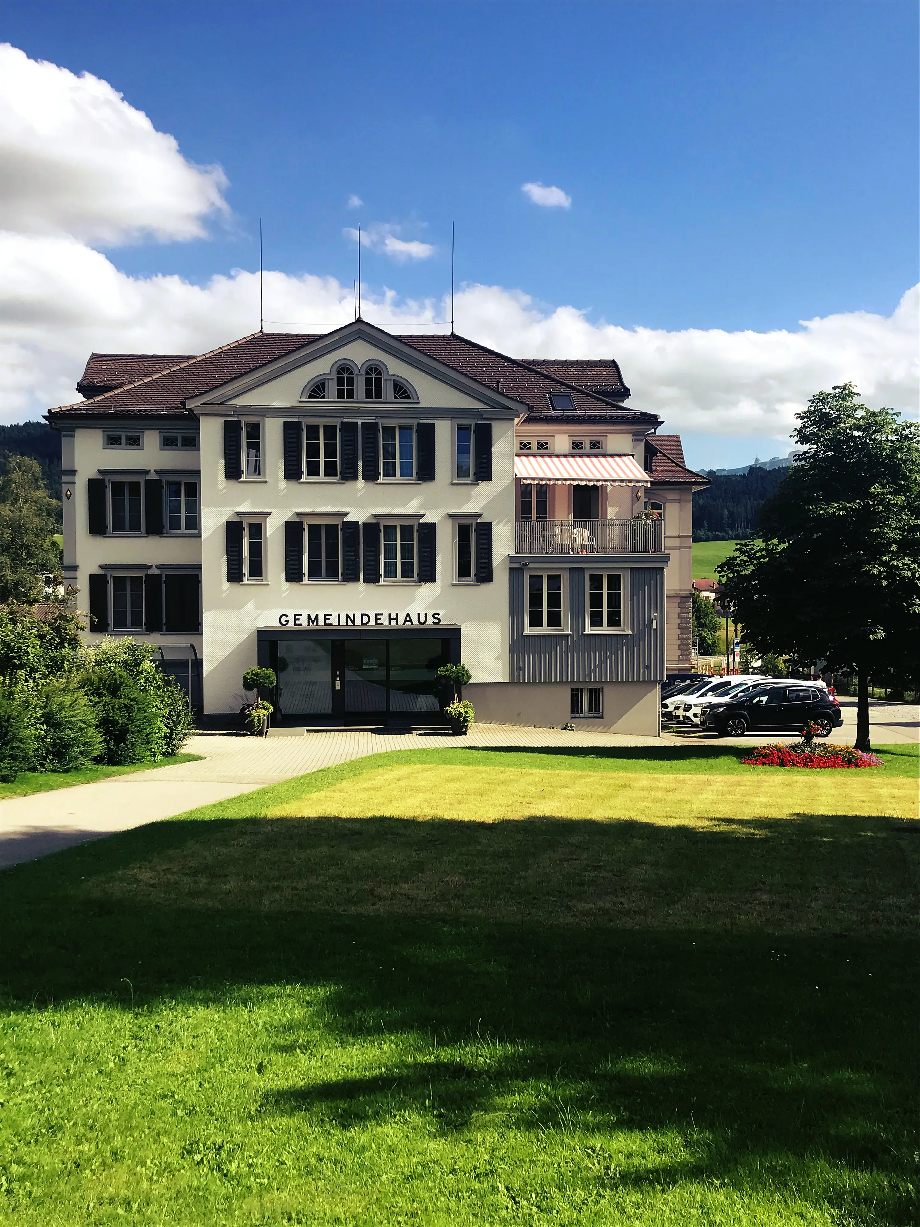 Vorbei am Gemeindehaus in Gais im Appenzell geht es wieder Richtung Bahnhof.