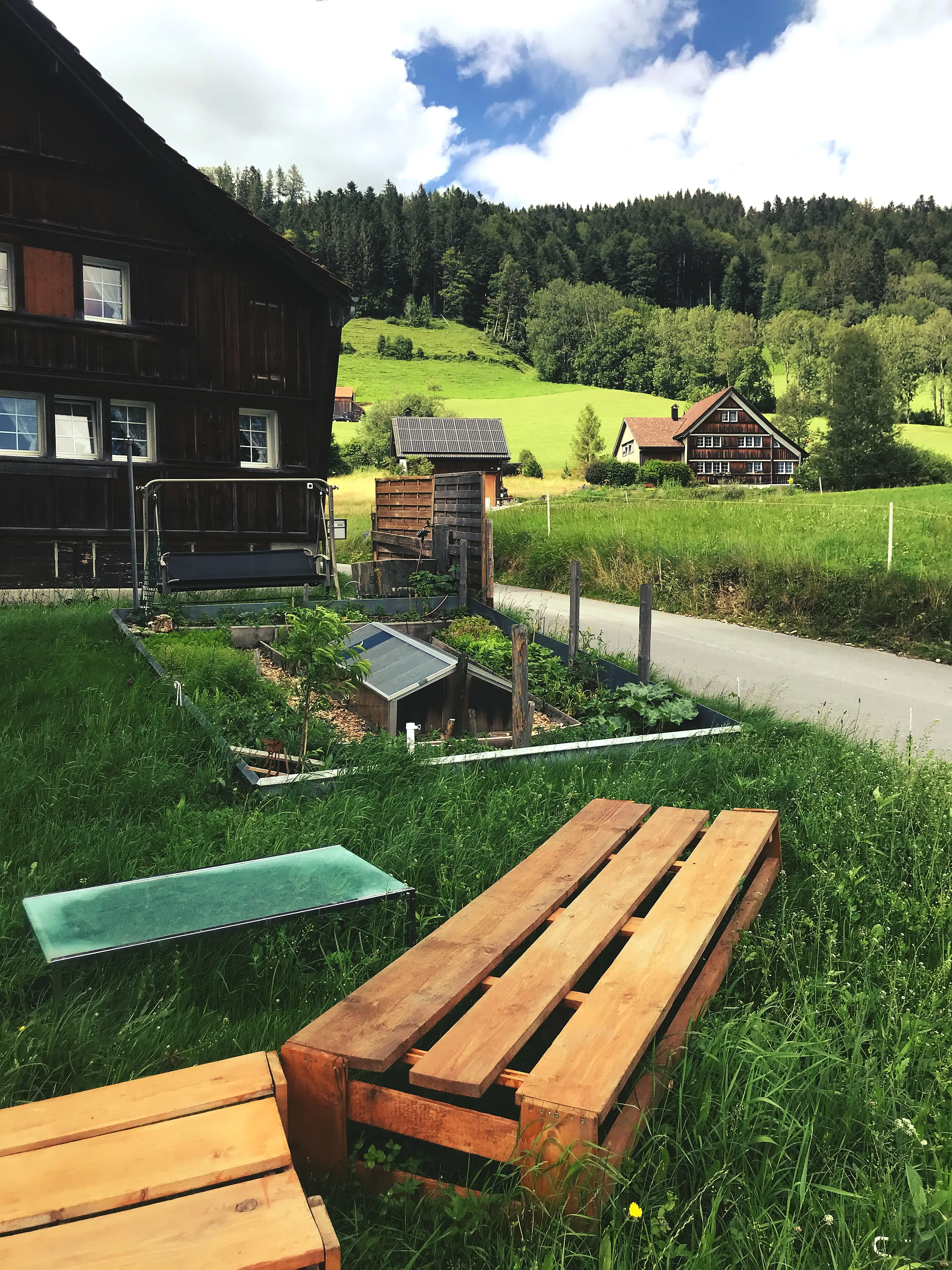 Kleine Gemüsebeete gehören zu den Bauernhäusern im Appenzell bei Rietli.