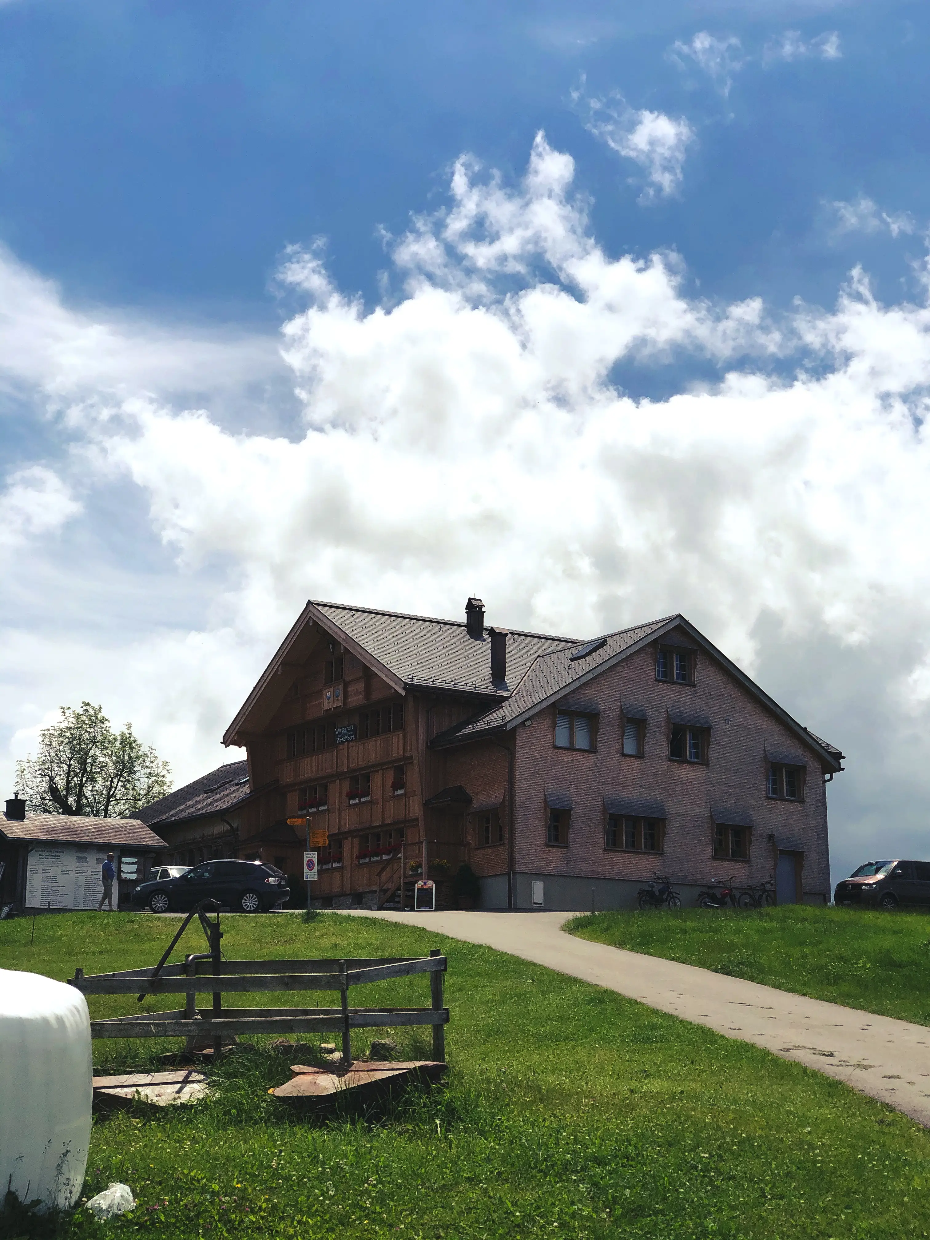 Auch um das Gasthaus Hirschberg herum gibt es viele Bänke zum Pausieren und Erholen.