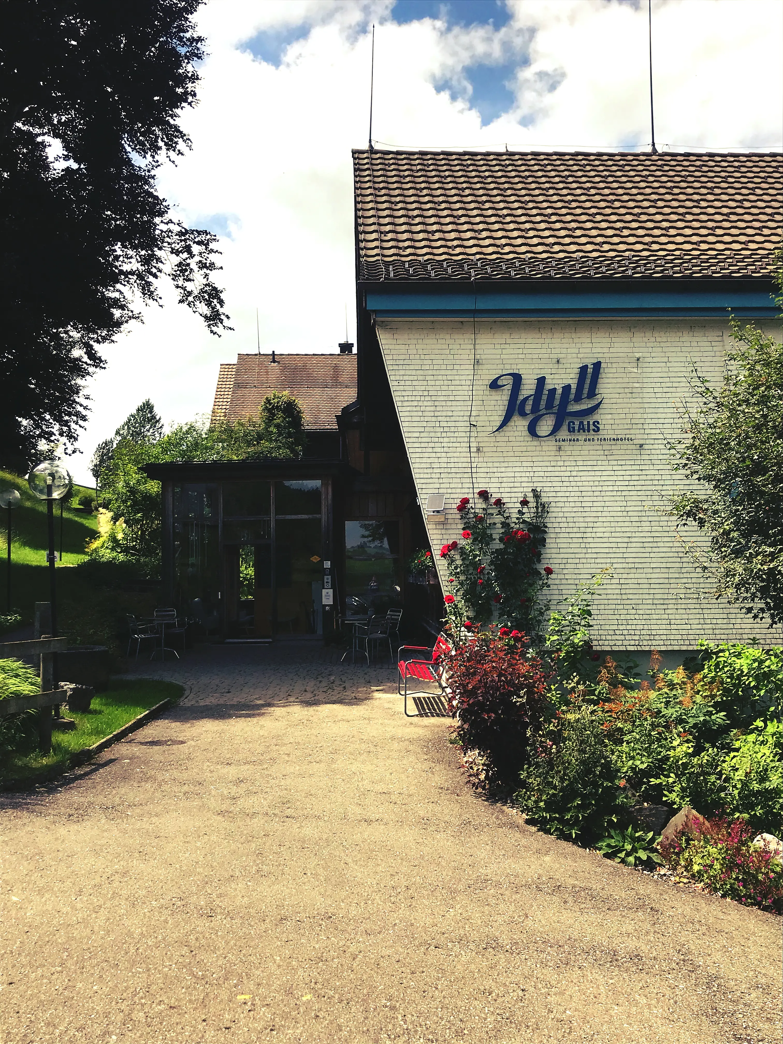 Zu Beginn der Wanderung führt der Weg vorbei am Hotel Idyll in Gais.