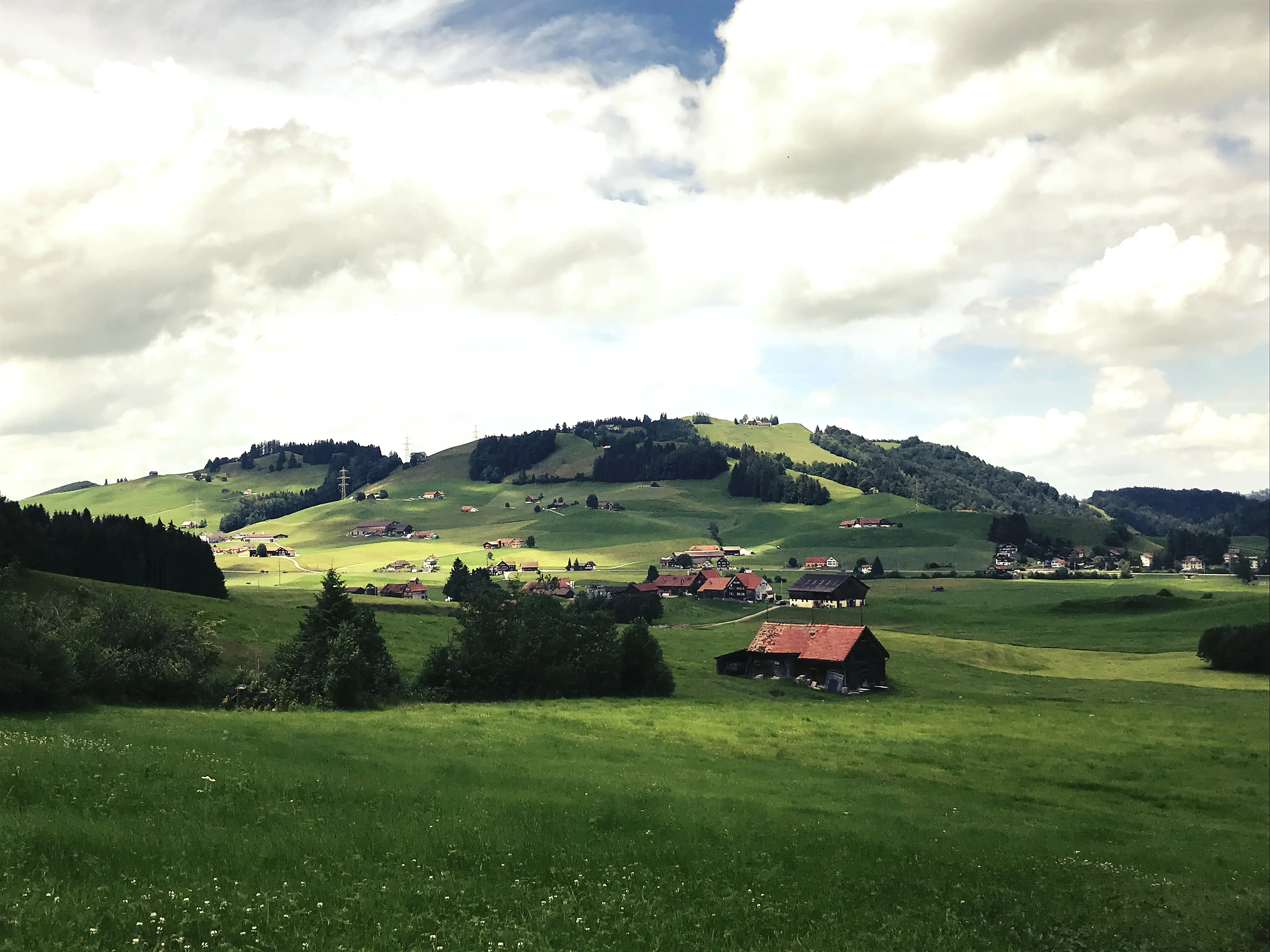 Nach jedem Hügel erblickt man im Appenzell ein neues und herrliches Panorama mitten in der Natur.