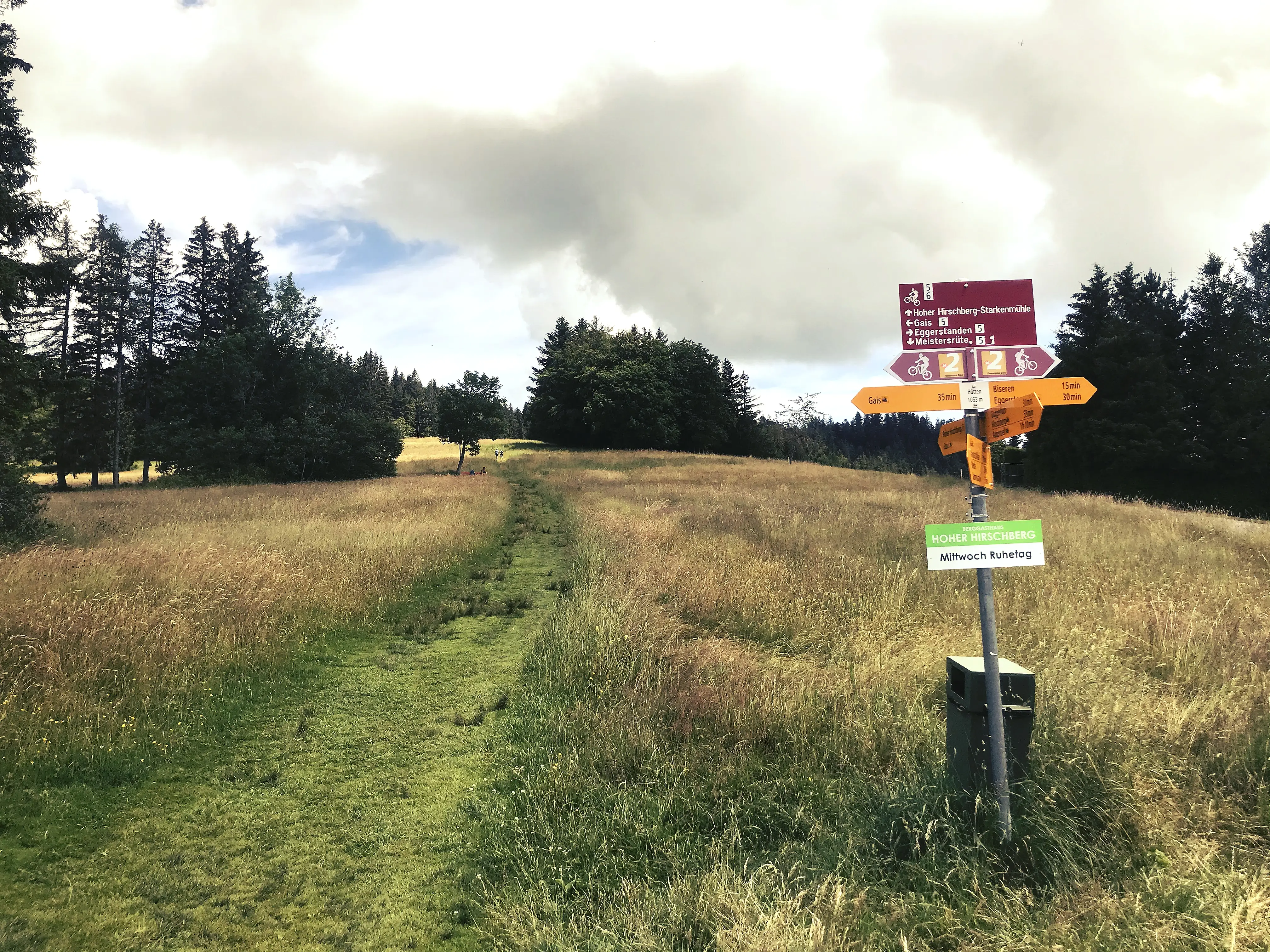 Auch auf kleineren Wegen ist die Route zum Hirschberg gut beschildert.