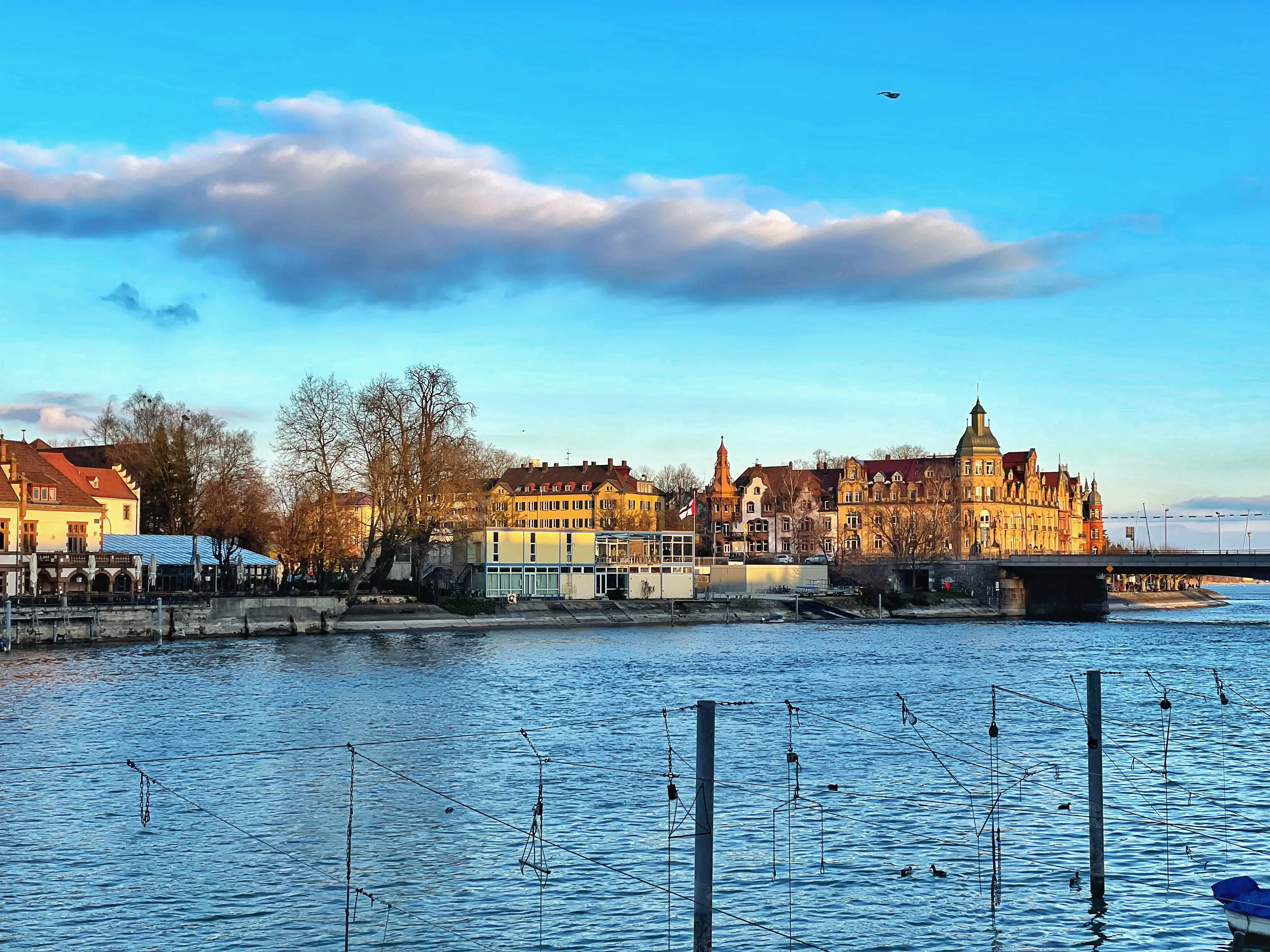 In unmittelbarer Nähe zur Konstanzer Altstadt befindet sich der Ruderverein Neptun, der in Bauhaus-Manier gebaut wurde.