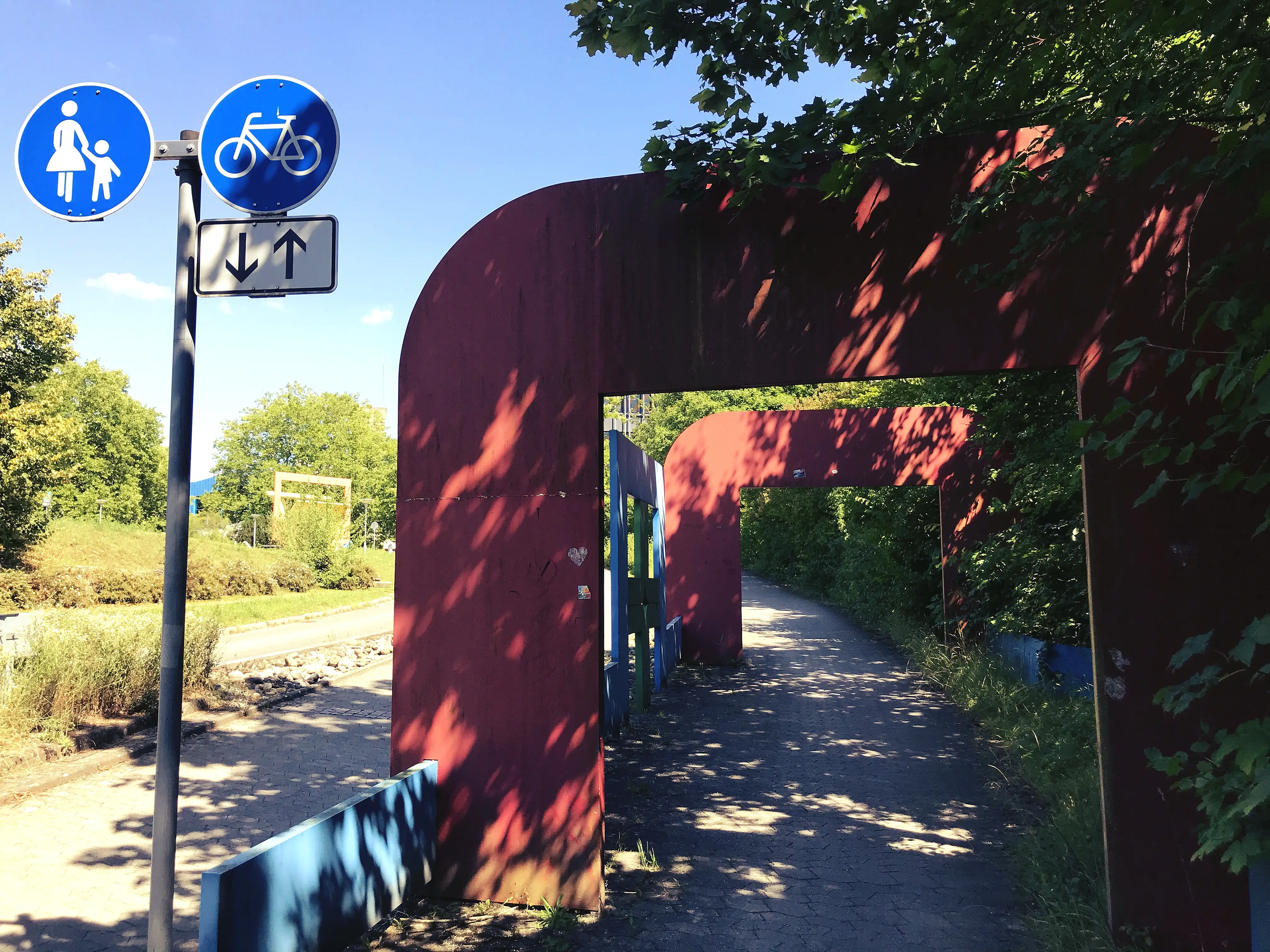 Schon der Weg zum Eingang der Universität in Konstanz ist mit Kunst versehen.