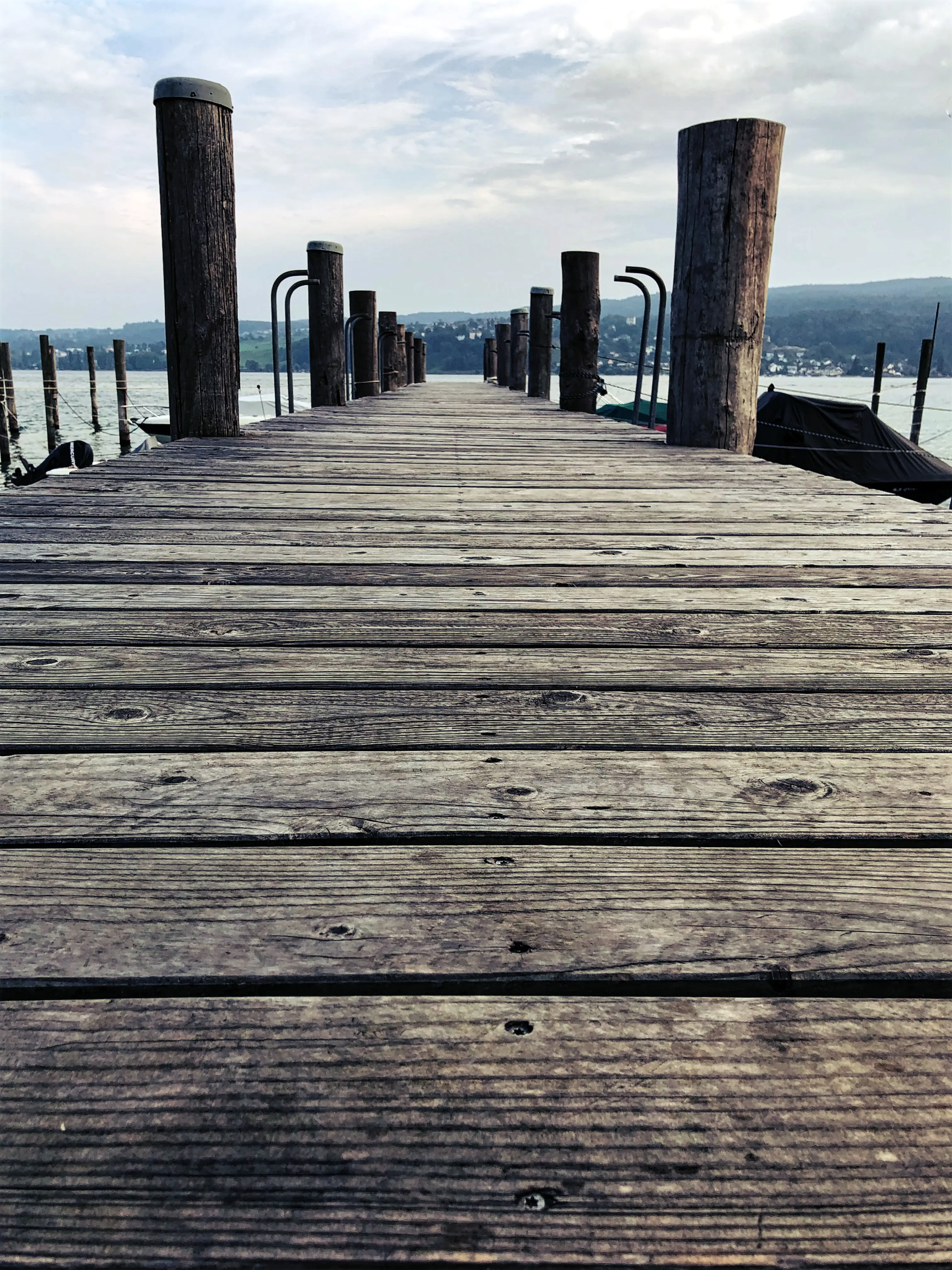 Schöne Holzstege führen auf der Reichenau direkt in den Bodensee und laden zum Baden ein.