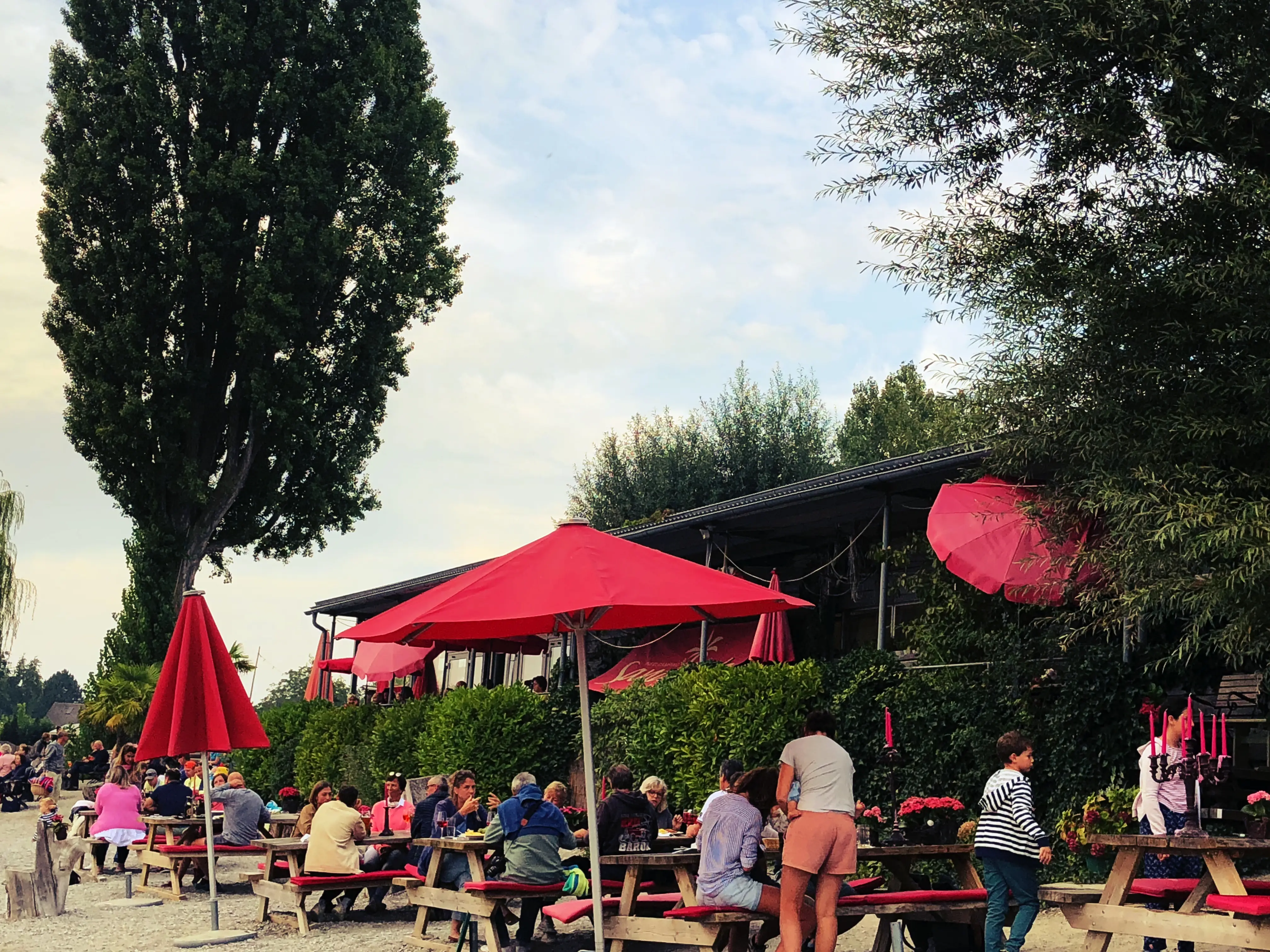Der Campingplatz Sandseele hat ein kleines Restaurant mit Bar direkt am Bodensee. Hier kann man gut einen kleinen Zwischenstopp während des Ausflugs einlegen und sich stärken.