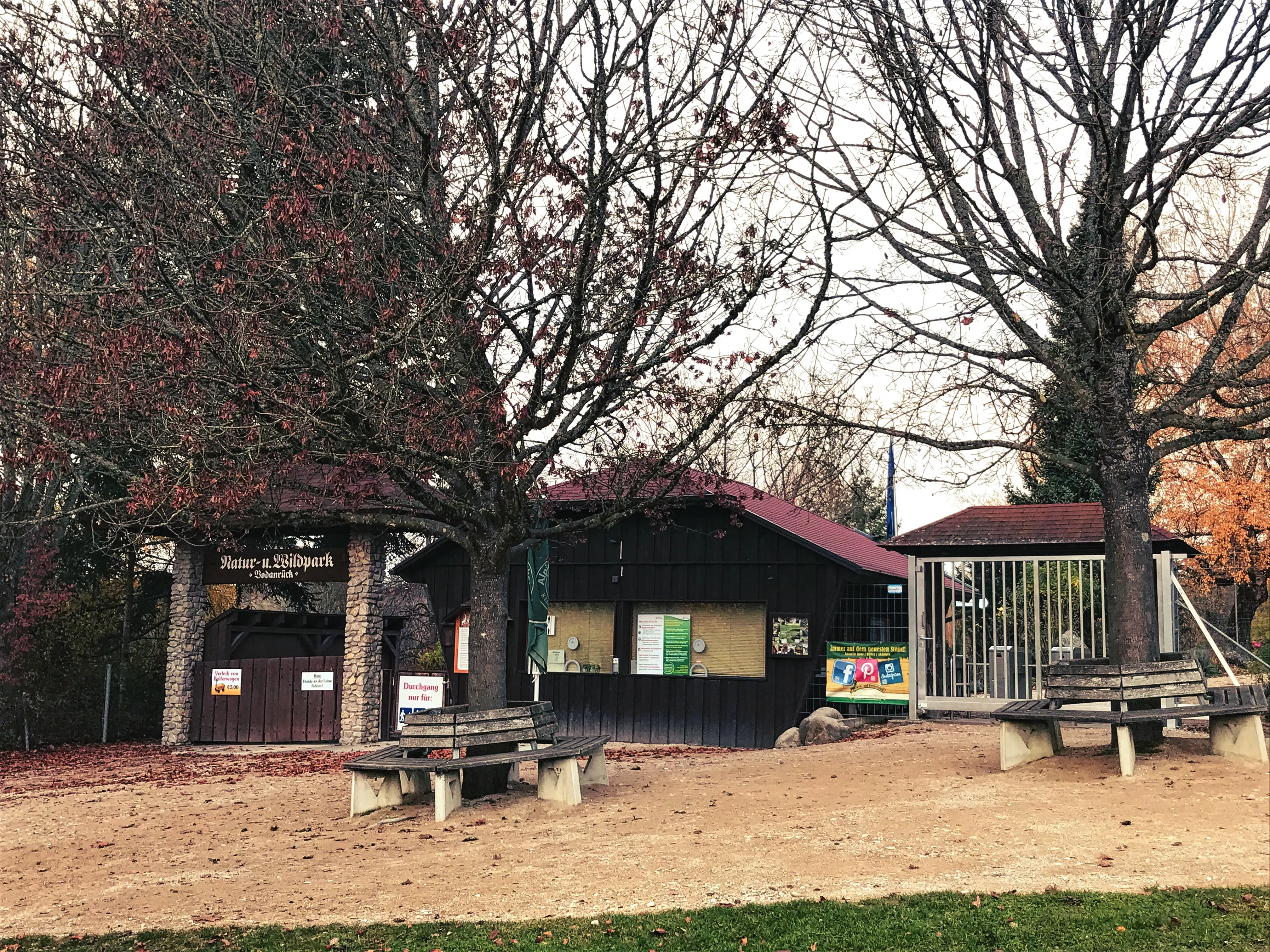 Der eigentliche Eingang des Wildpark Markelfingen kommt erst nach einigen hundert Metern den Weg an den Gehegen entlang.