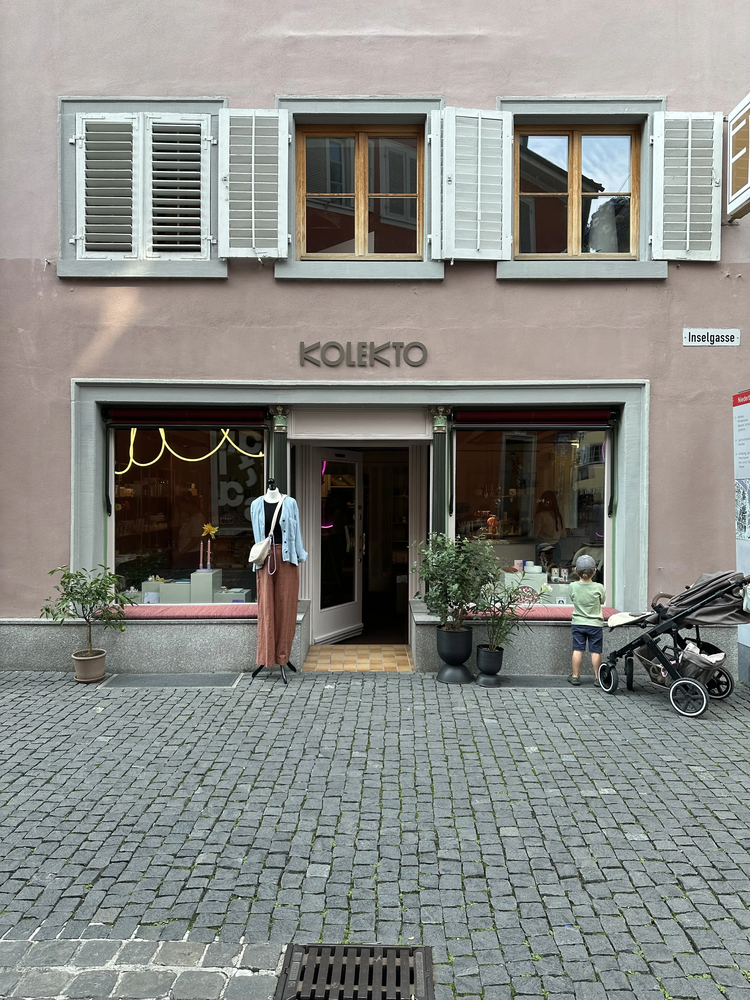 In der Konstanzer Niederburg, dem ältesten Viertel von Konstanz, hat 2025 der Conecpt-Store Kolekto eröffnet und begesitert mit anegsagten Marken im Bereich Wohnen, Urban Gardening und Papeterie. Hier findet man in Konstanz Marken wie popeia, pepin...
