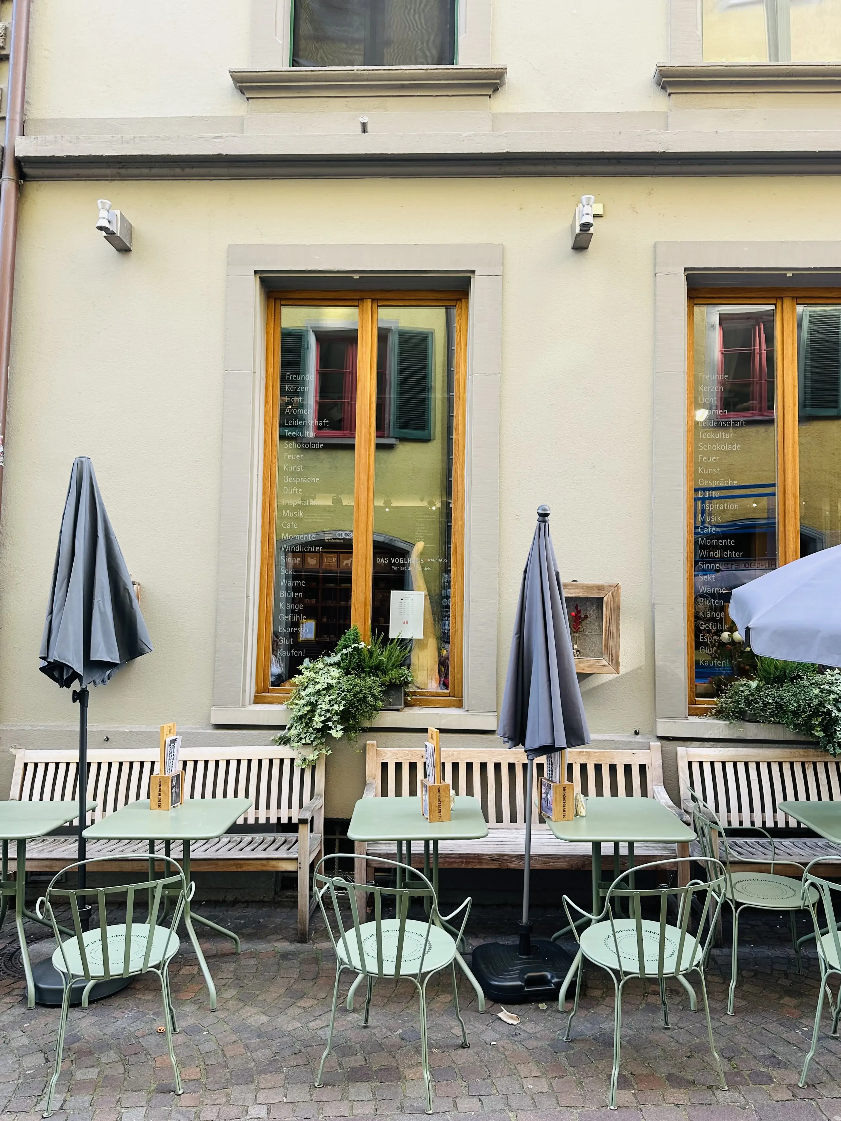 Das Voglhaus in Konstanz ist nicht nur veganes Restaurant, sondern mit seinem Voglhaus Kaufhaus bietet es auch ein Café mit tollen Wohnaccessoires an.
