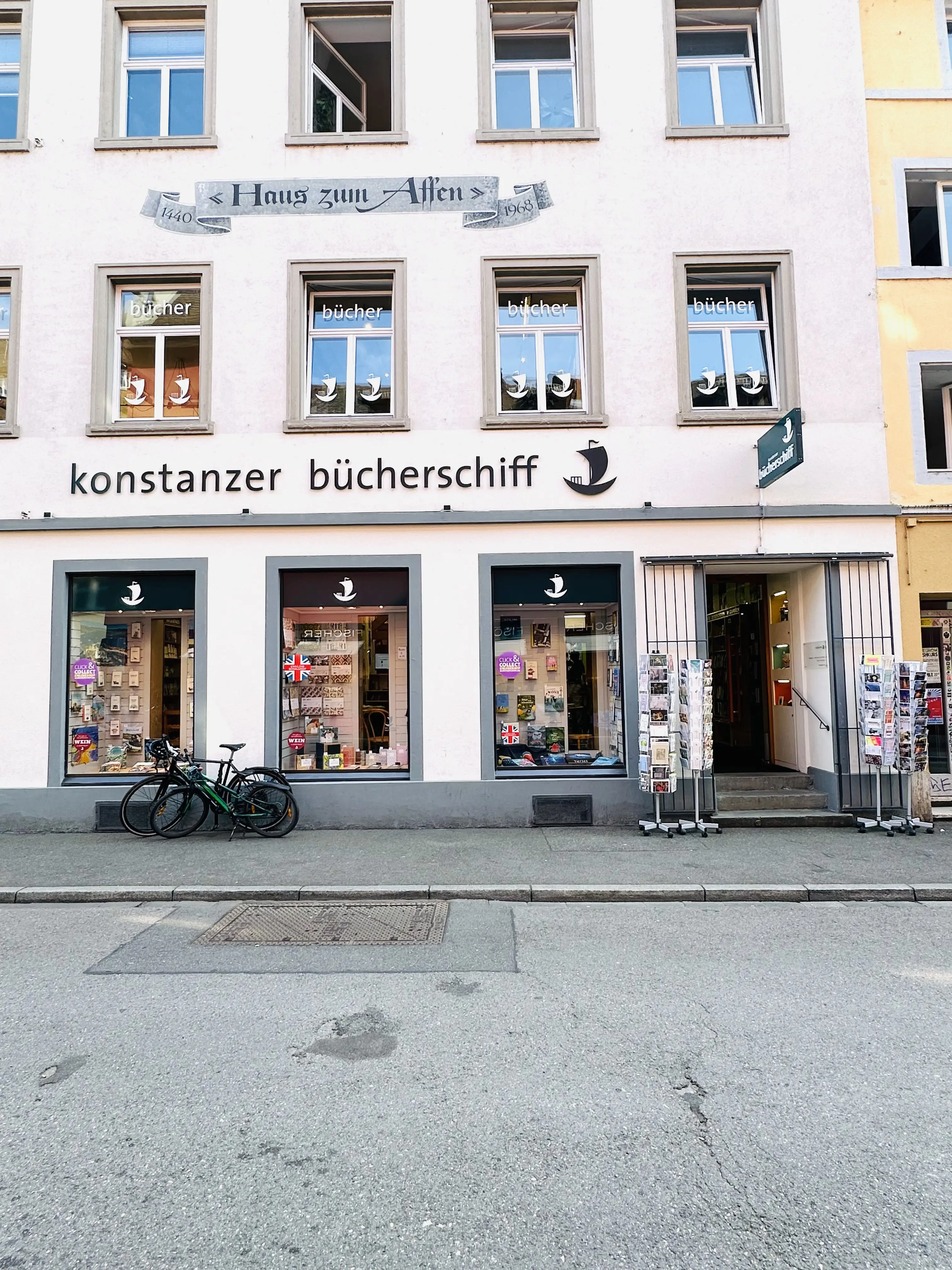Im Konstanzer Bücherschiff findet man bei einem Bummel durch die Konstanzer Altstadt nicht nur tolle Bücher, sondern auch passende Weine, Papeterie und eine Reclam-Bibliothek.