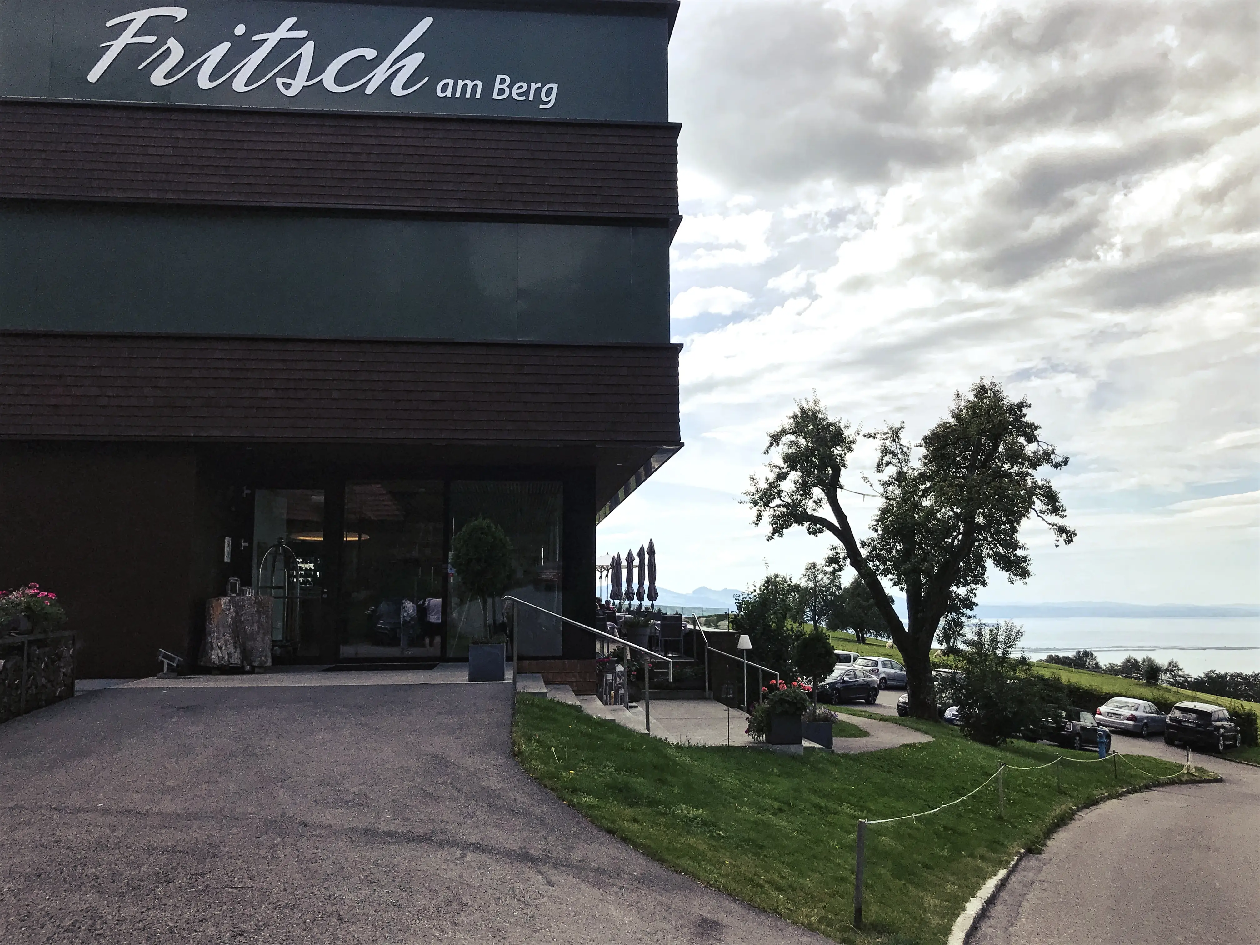 Vorbei am MentalSpa-Hotel Fritsch verlassen die Localsbodensee langsam die geteerten Straßen, immer mit dem Bodensee im Rücken.